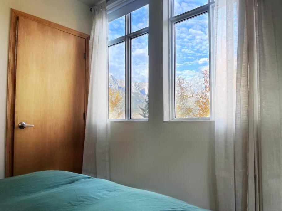 Three Peaks Getaway 2 bedrooms & 2 bath-sleeps 6