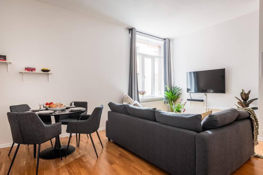 Large Central Gothenburg 2bd Apt