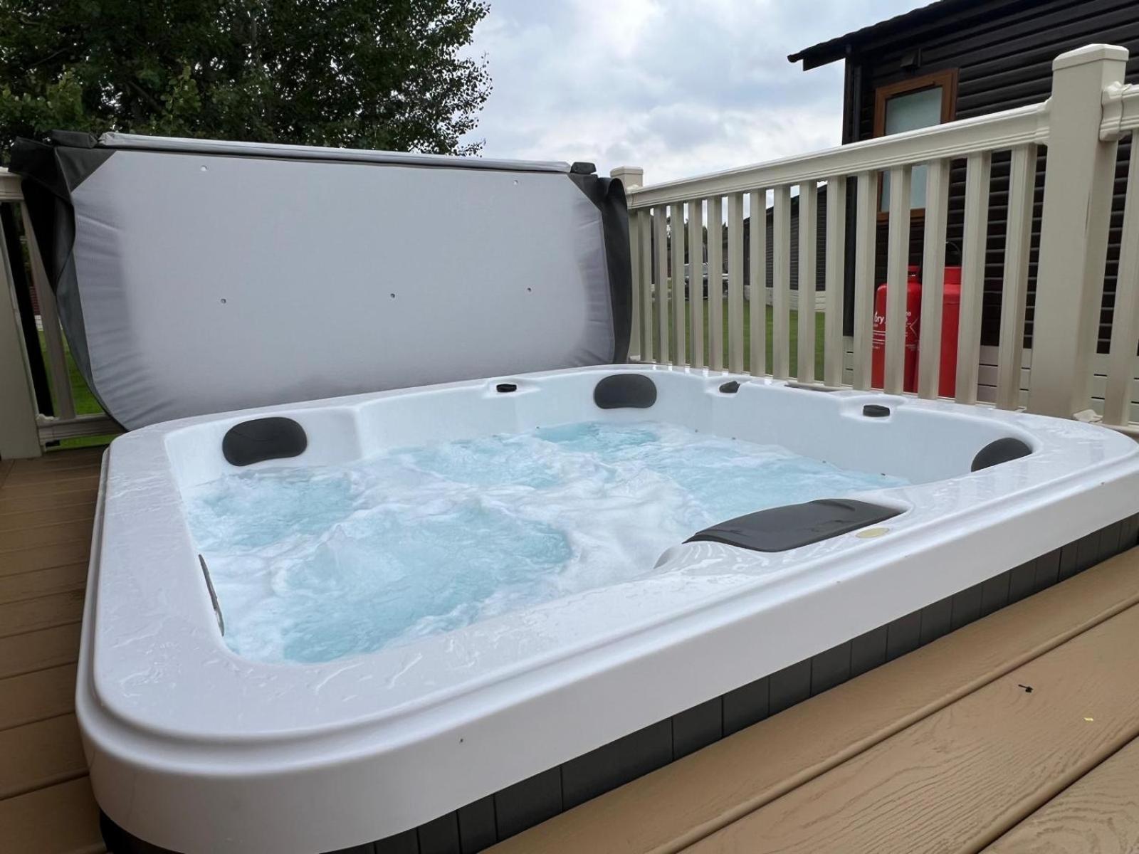 Lottie's Lodge With Hot Tub