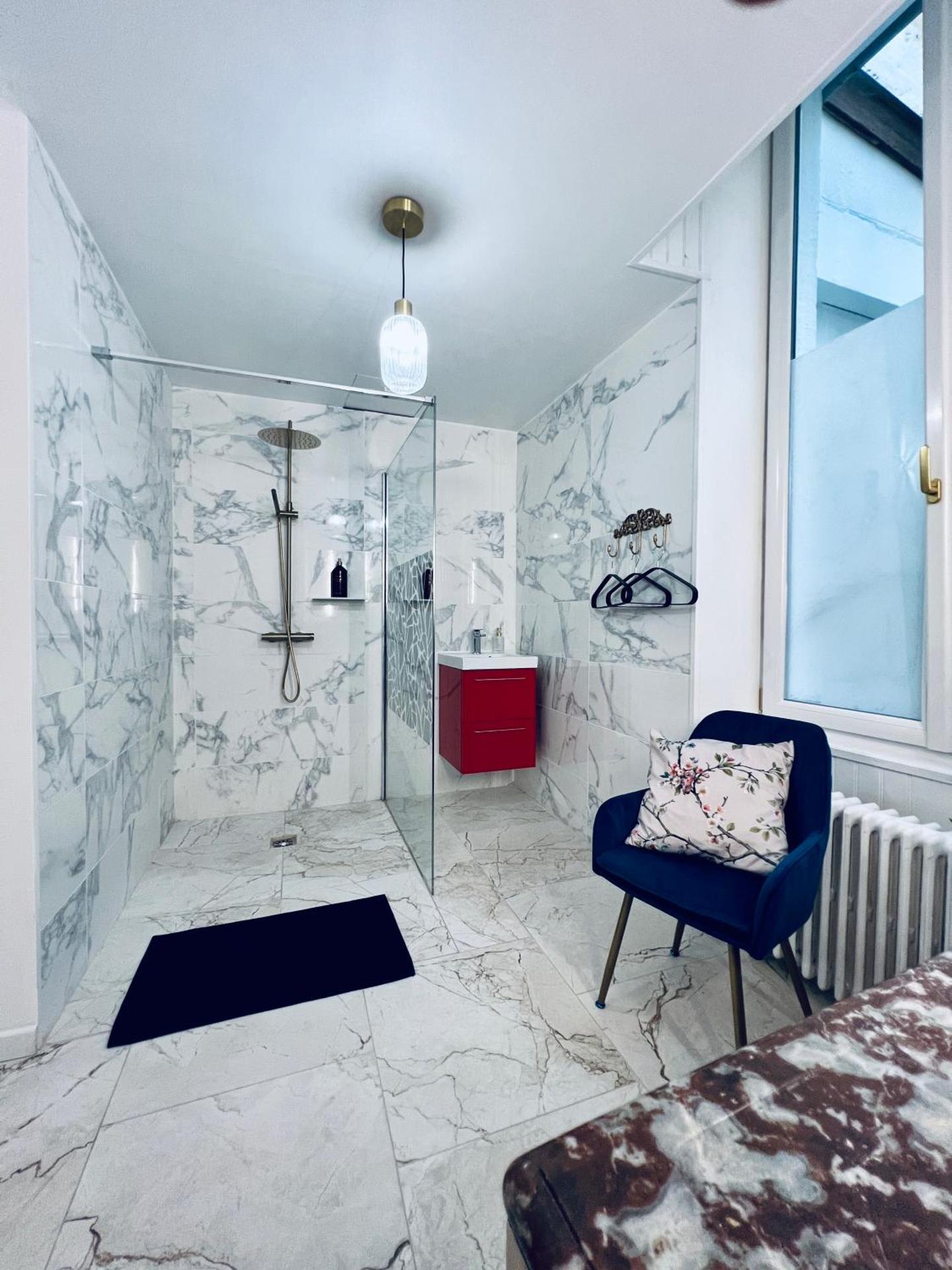 LA SUITE de NOTRE DAME au pied du CHATEAU FORT