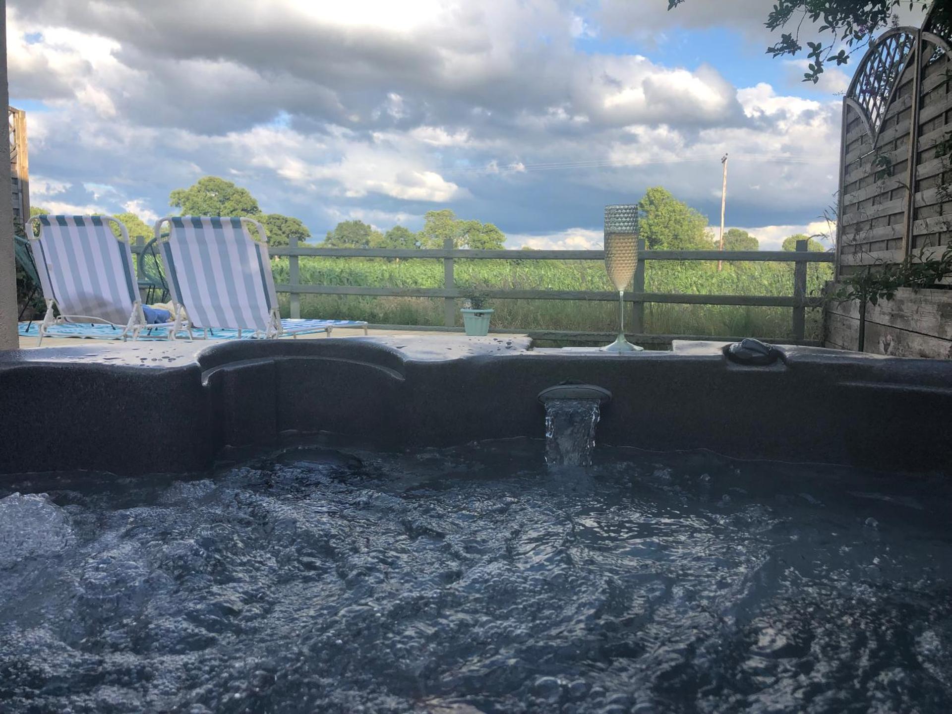 Field View Cottage hottub, dog friendly great view