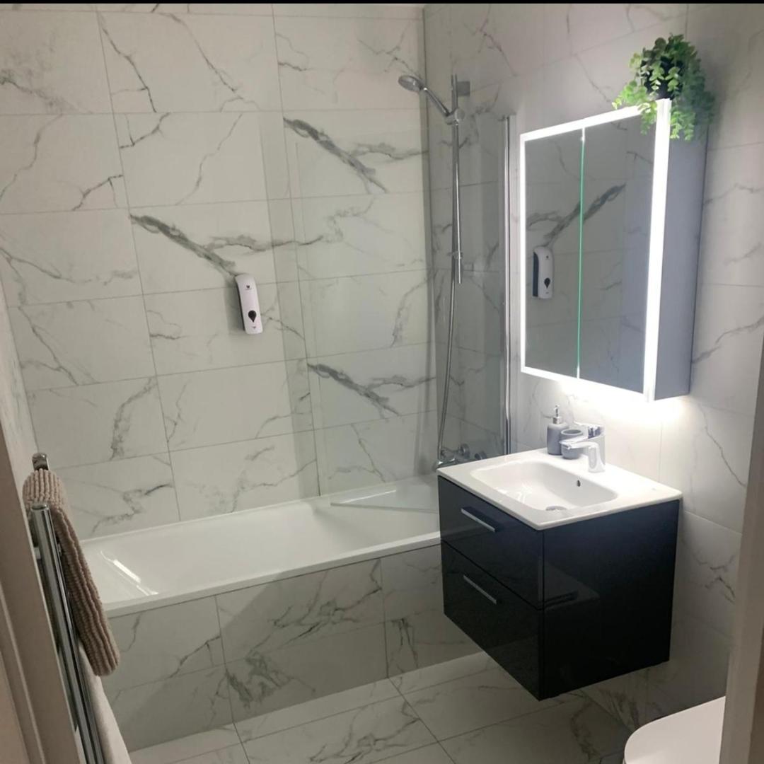 Stylish Madison Apartment with Balcony - FREE Car Parking - Hemel Hempstead Town Centre