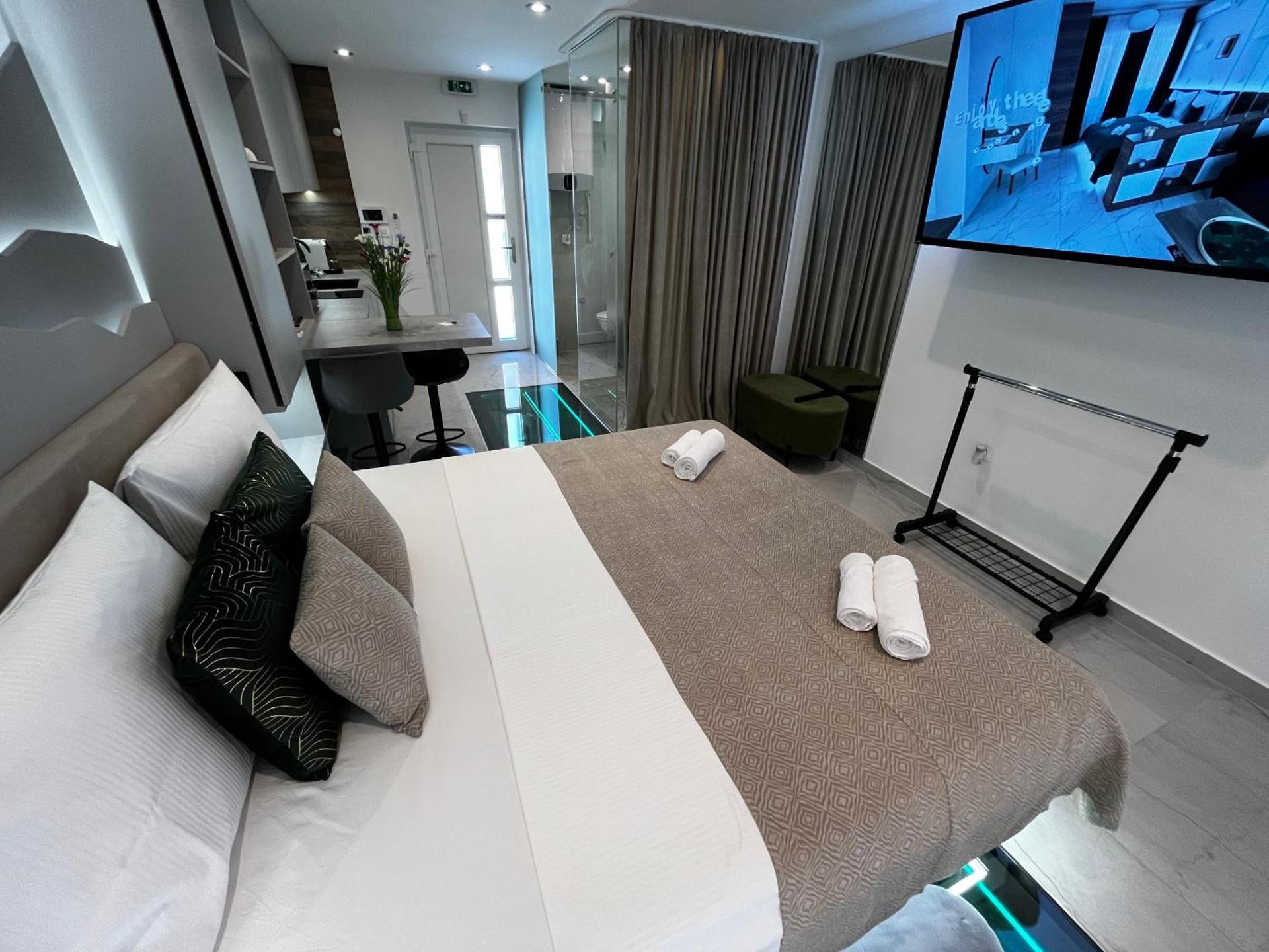 La Luna Petite Suite Deluxe Apartment with Pool & Jacuzzi, Bikes and Covered Parking