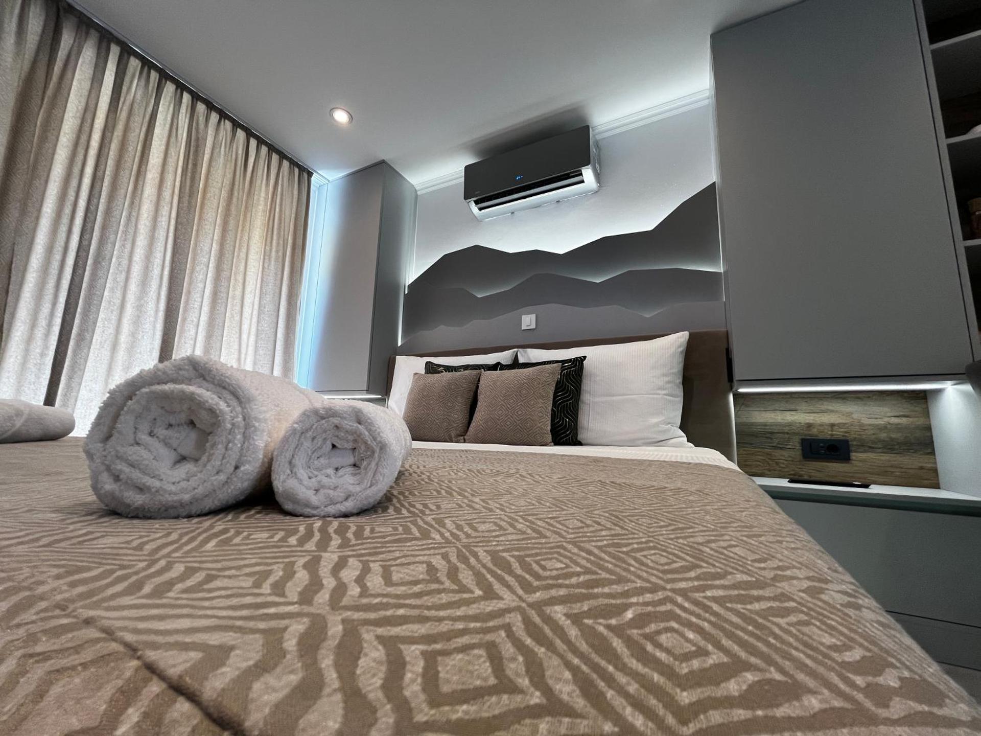 La Luna Petite Suite Deluxe Apartment with Pool & Jacuzzi, Bikes and Covered Parking