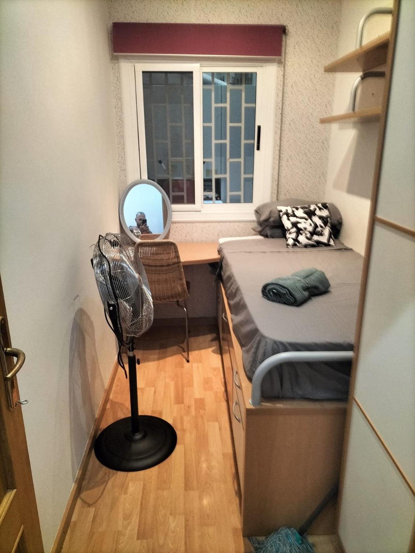 Room in shared appartment close to Camp Nou