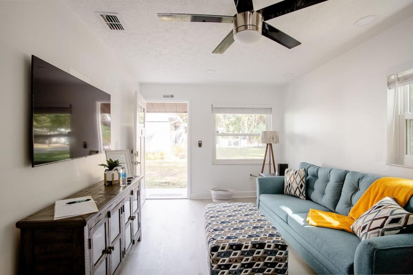 Walk Everywhere! 1-Bedroom Gem in Downtown Hub