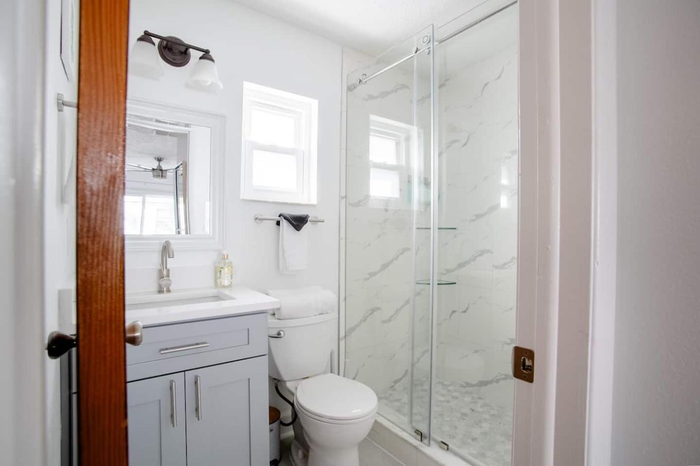 Walk Everywhere! 1-Bedroom Gem in Downtown Hub