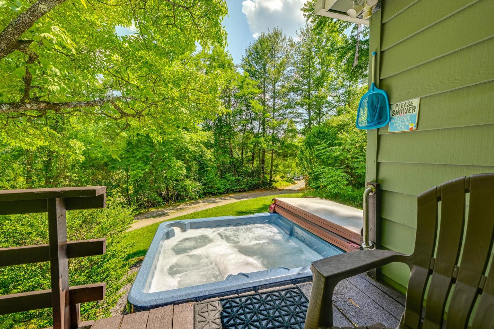 Private Hot Tub and Covered Deck Cozy Whittier Gem
