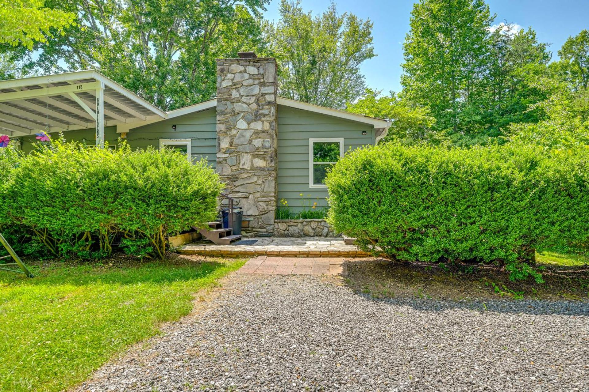 Private Hot Tub and Covered Deck Cozy Whittier Gem