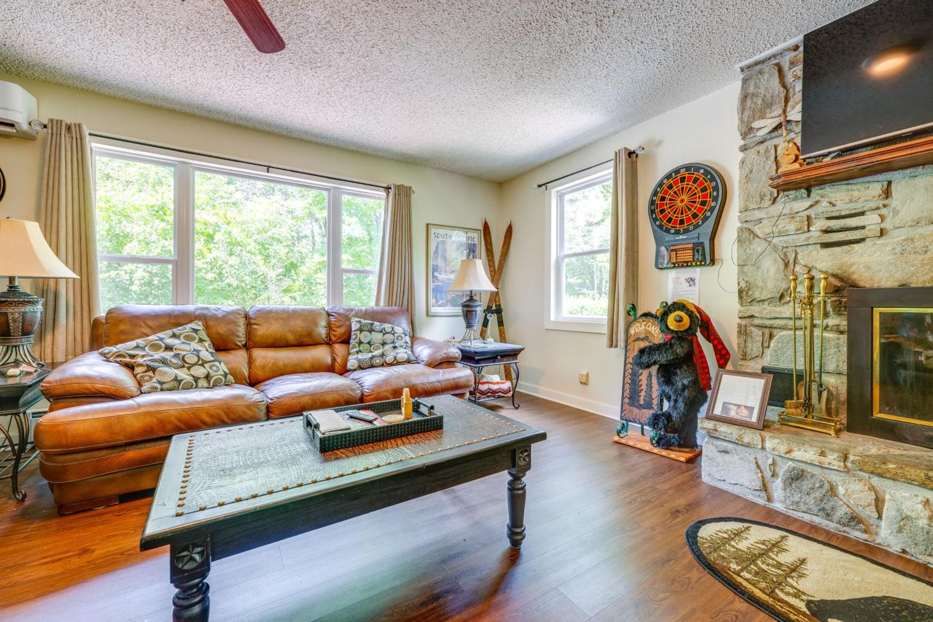 Private Hot Tub and Covered Deck Cozy Whittier Gem