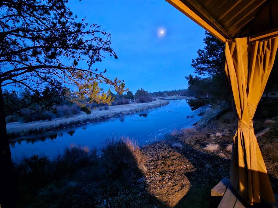 Beautiful Riverfront Near Mt Bachelor with Hot Tub