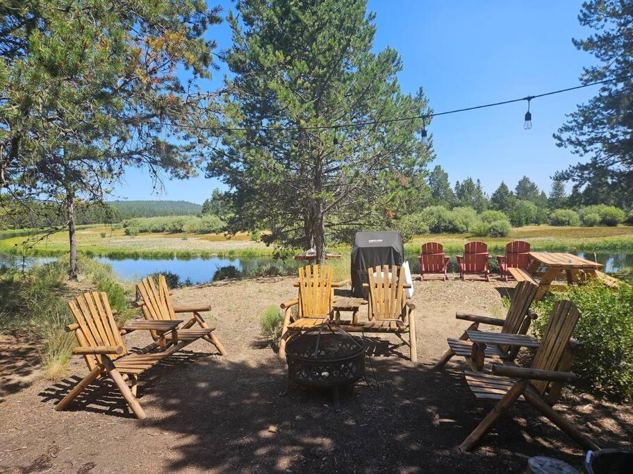 Beautiful Riverfront Near Mt Bachelor with Hot Tub