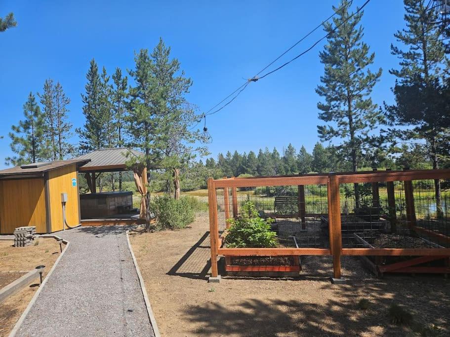 Beautiful Riverfront Near Mt Bachelor with Hot Tub