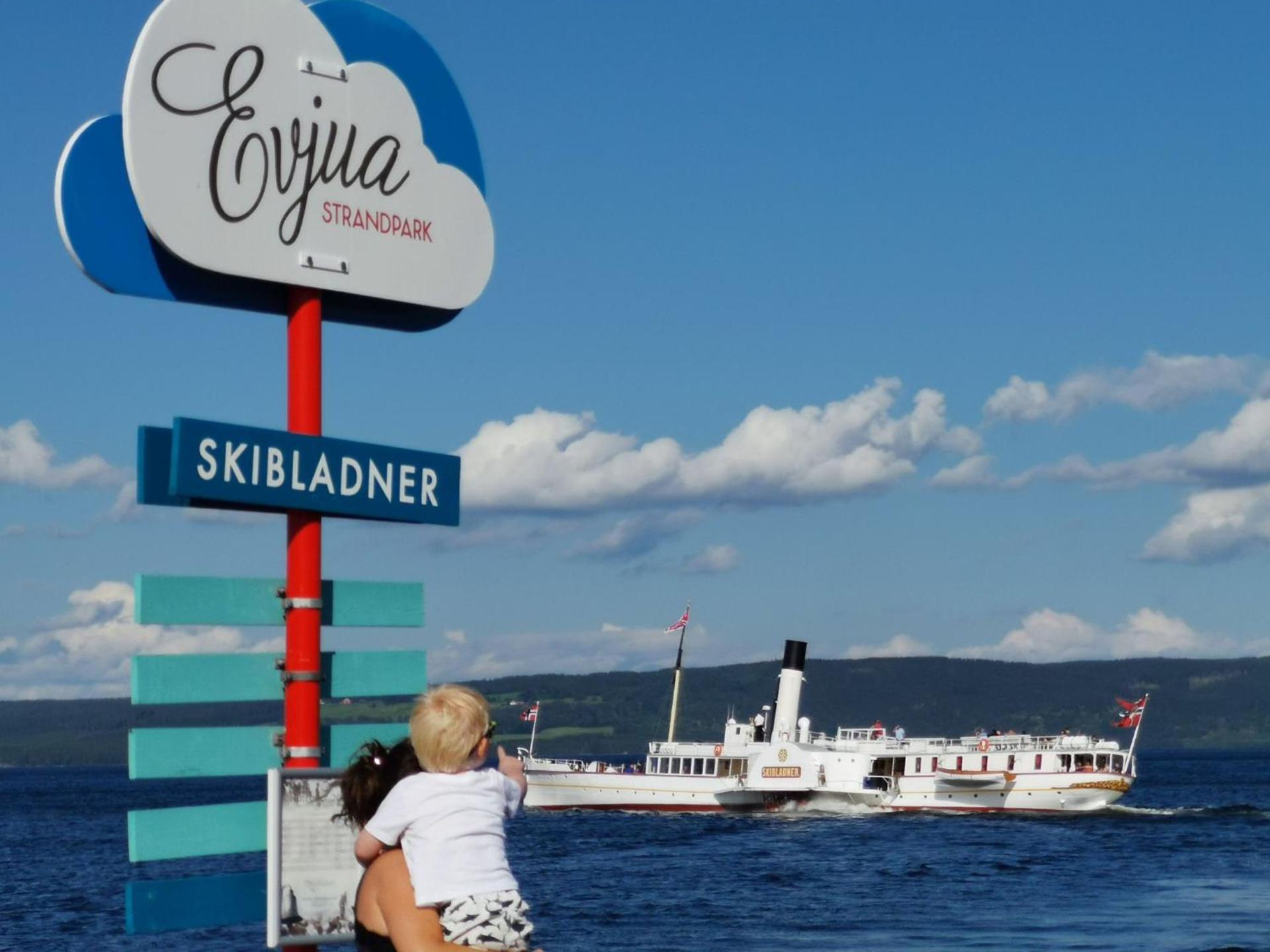 Idylliske Evjua ved Mjøsa