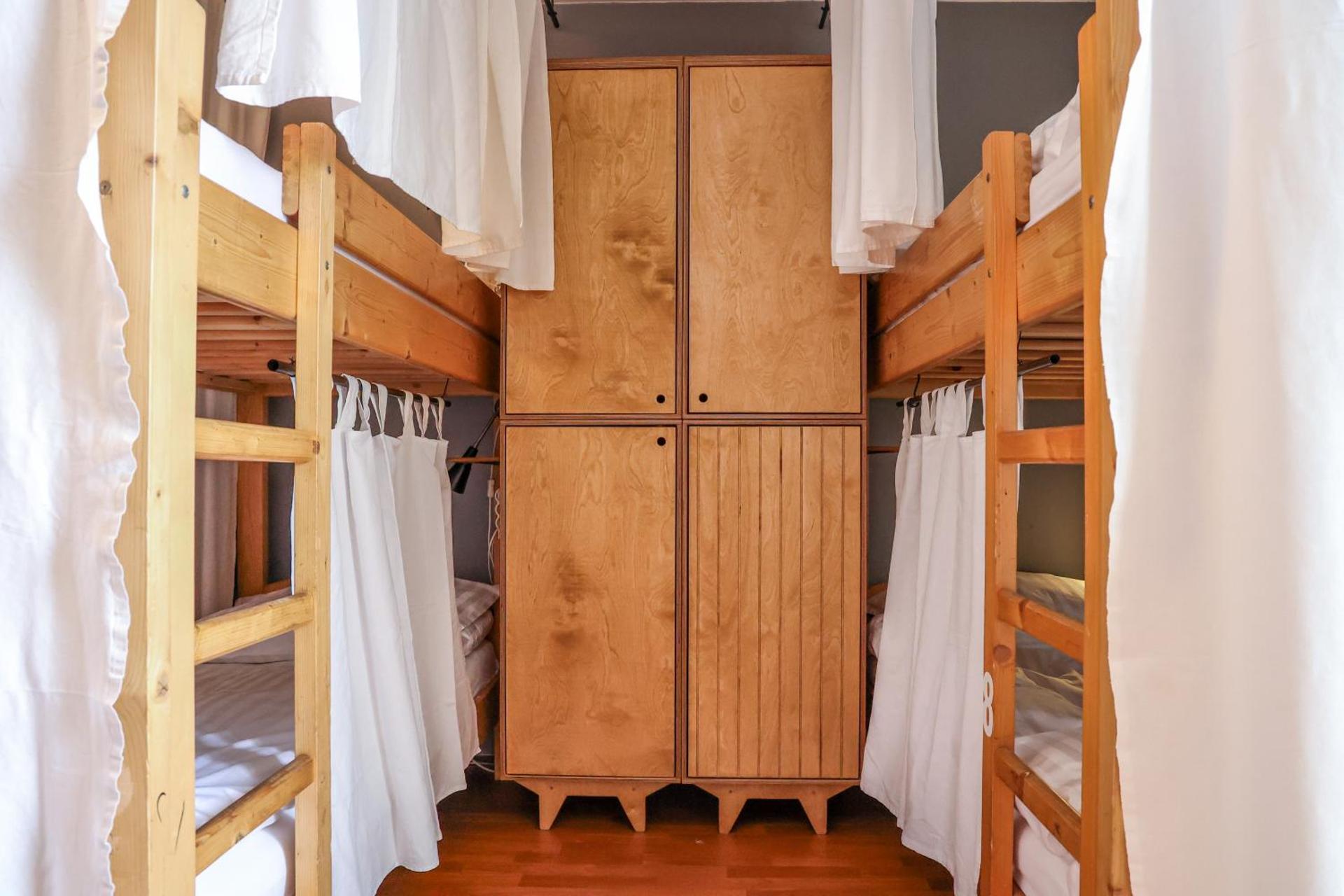 Blandet sovesal med 10 senge