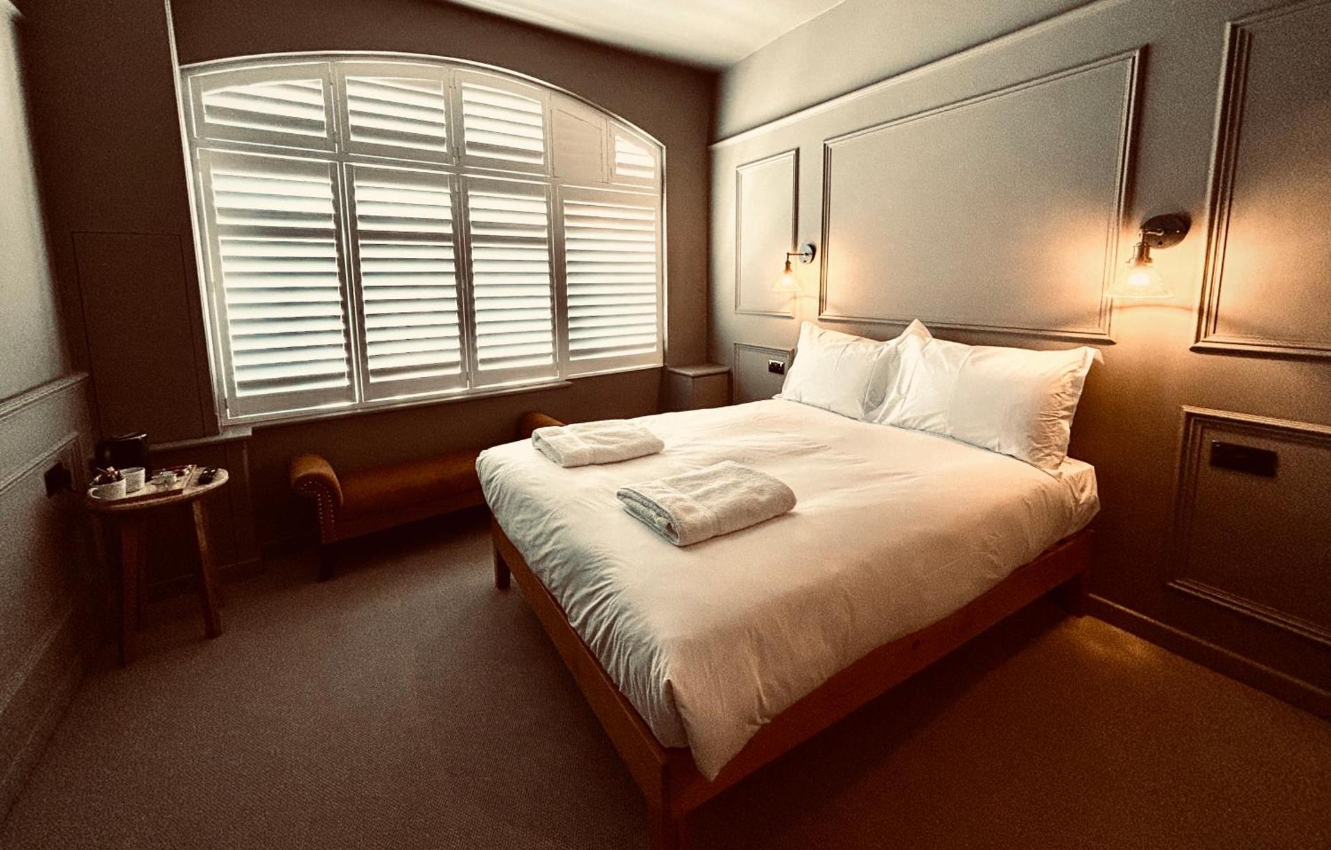 ROOMS AT THE QUAYSIDE - stylish en-suite rooms on Poole Quay all fully refurbed
