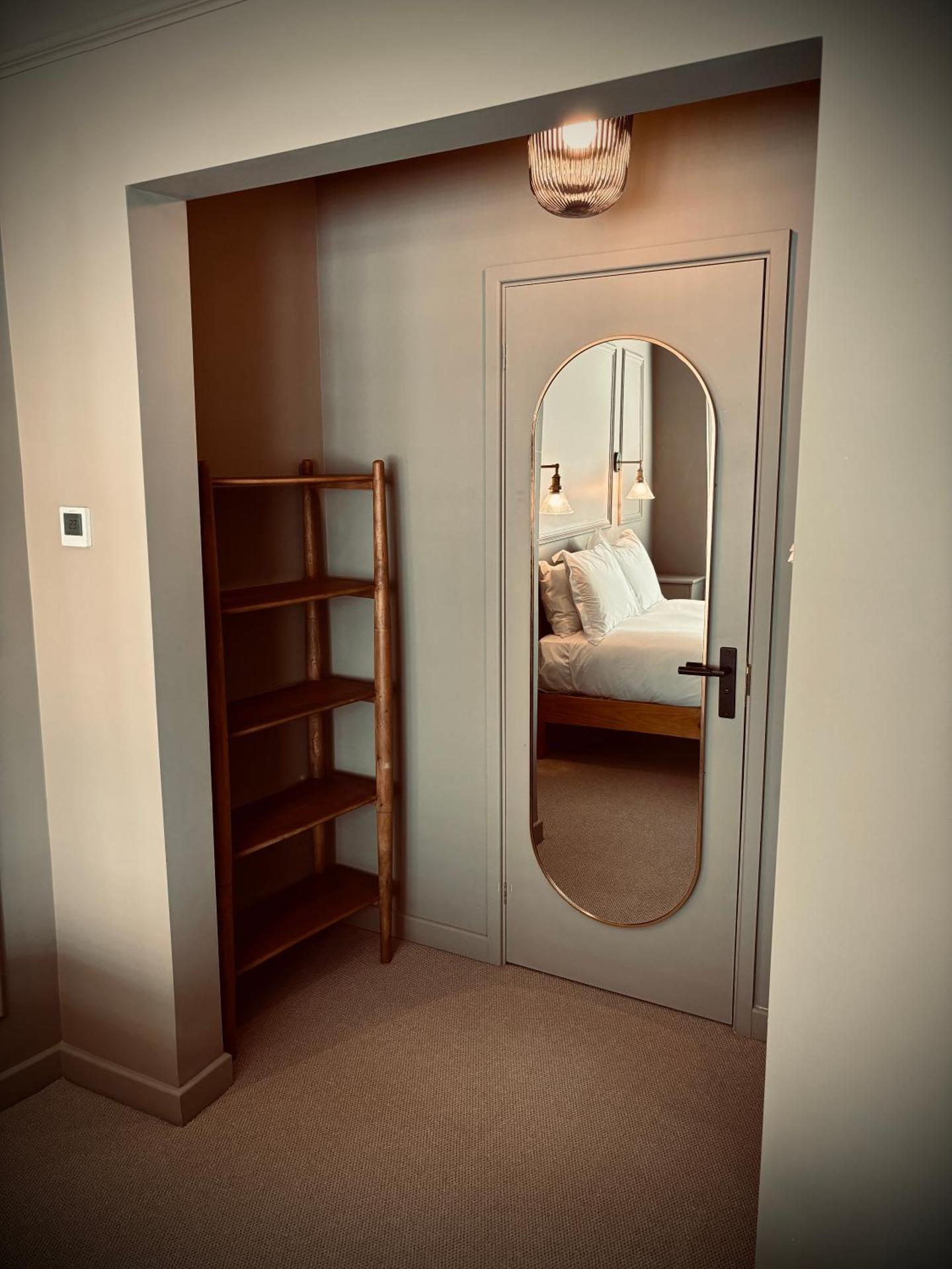 ROOMS AT THE QUAYSIDE - stylish en-suite rooms on Poole Quay all fully refurbed