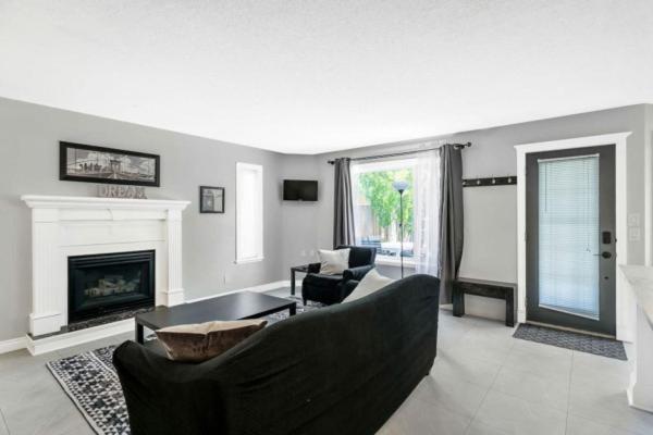 Casa Pura Vida Hot Tub, Pool & Ping Pong Tables w Backyard & BBQ Come stay