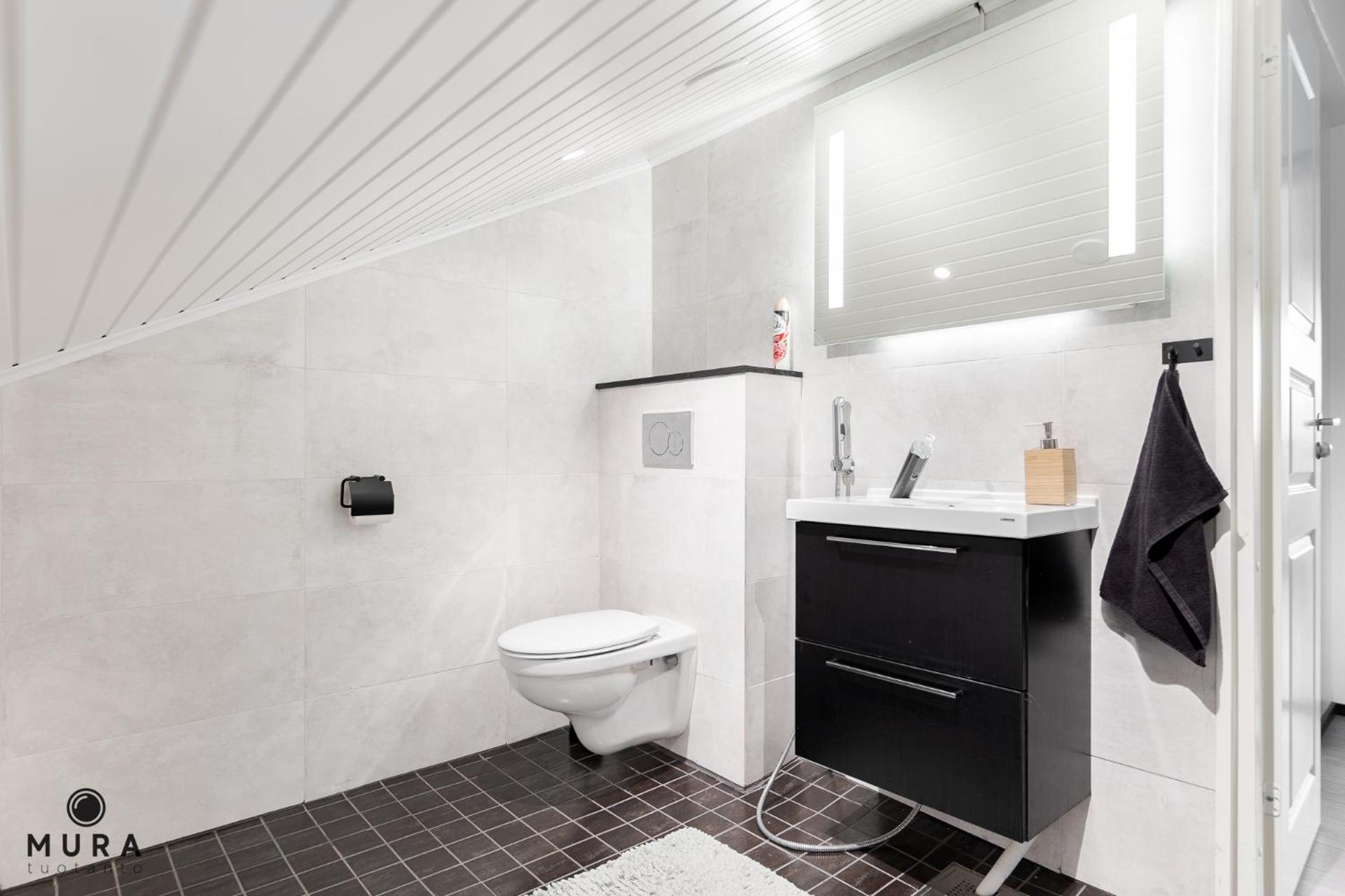 Villa Gaia - Luxury villa with jacuzzi and beach close to trainstation 10 minutes from Tampere city! 1,5 hours to Helsinki