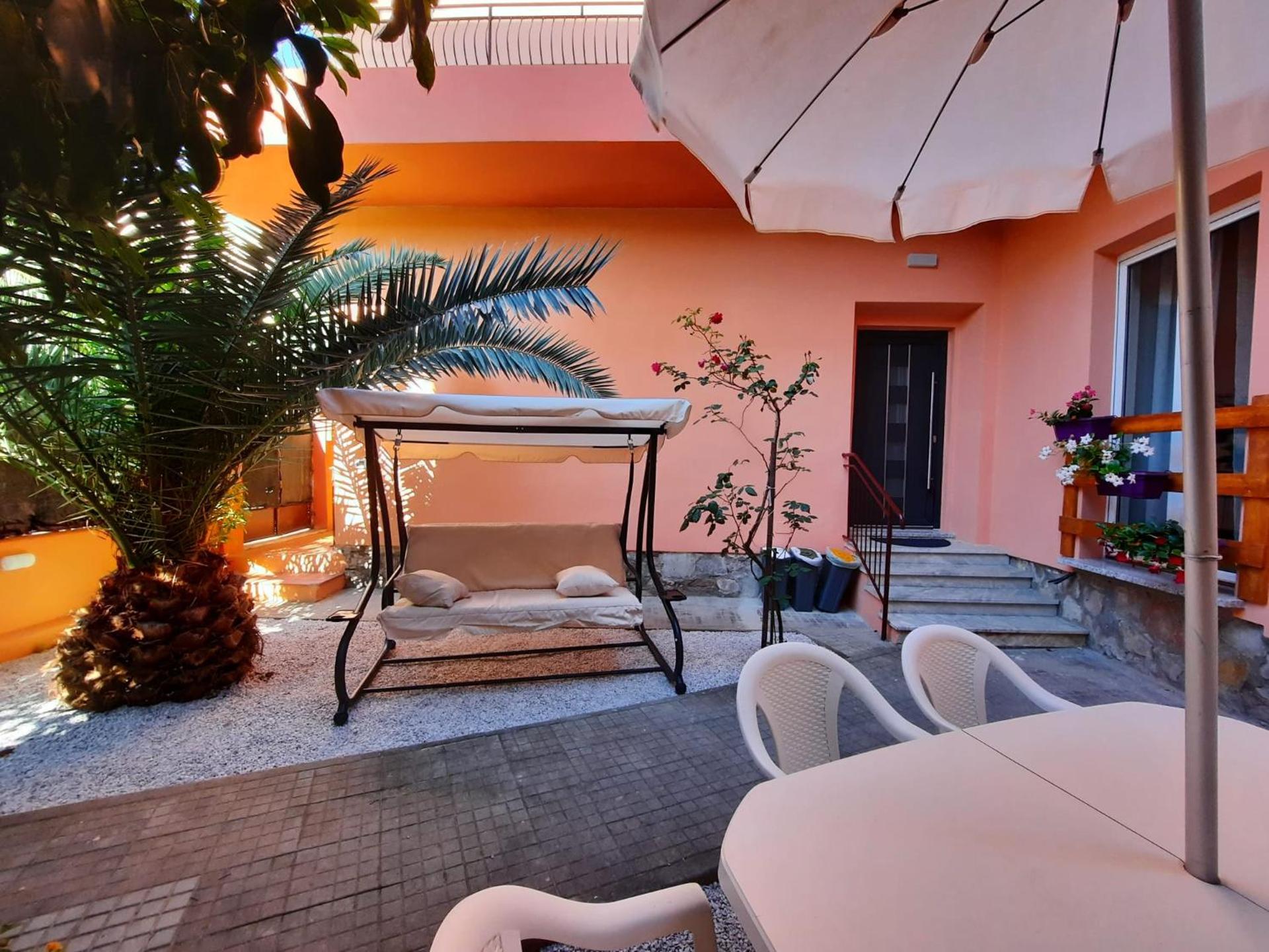 Villa rosa nel cuore di Porto Azzurro