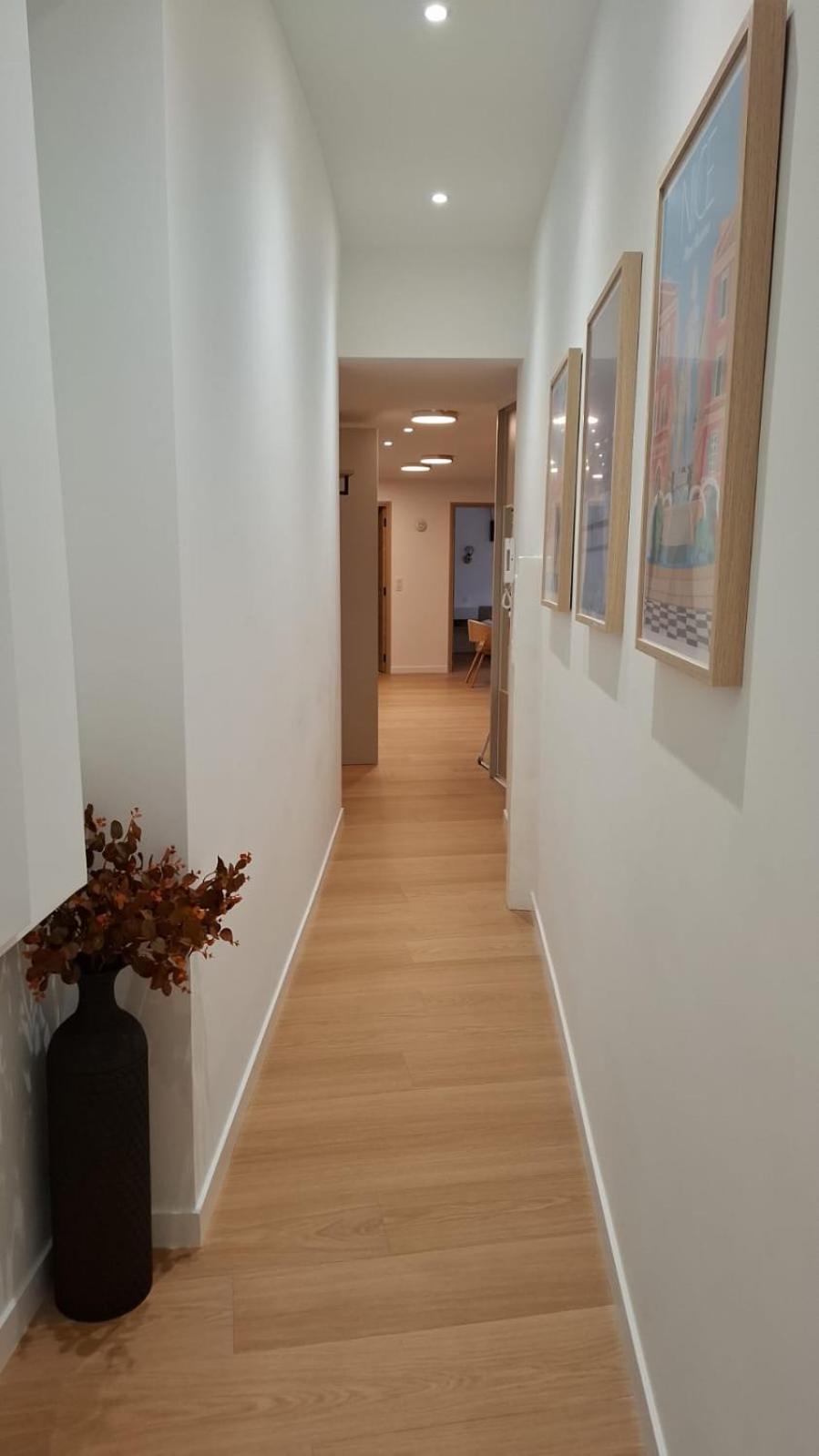 Historic Bright and Beautiful Apartment in Old Nice with Castle Hill View