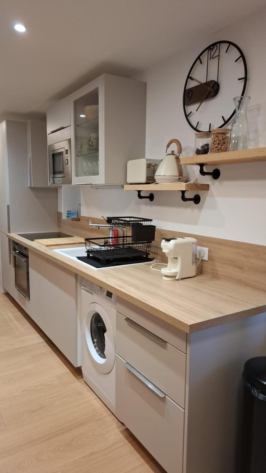 Historic Bright and Beautiful Apartment in Old Nice with Castle Hill View