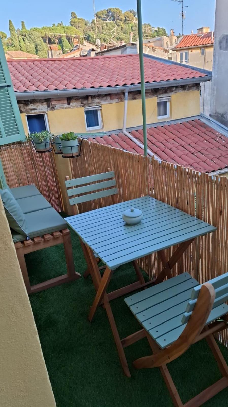 Historic Bright and Beautiful Apartment in Old Nice with Castle Hill View