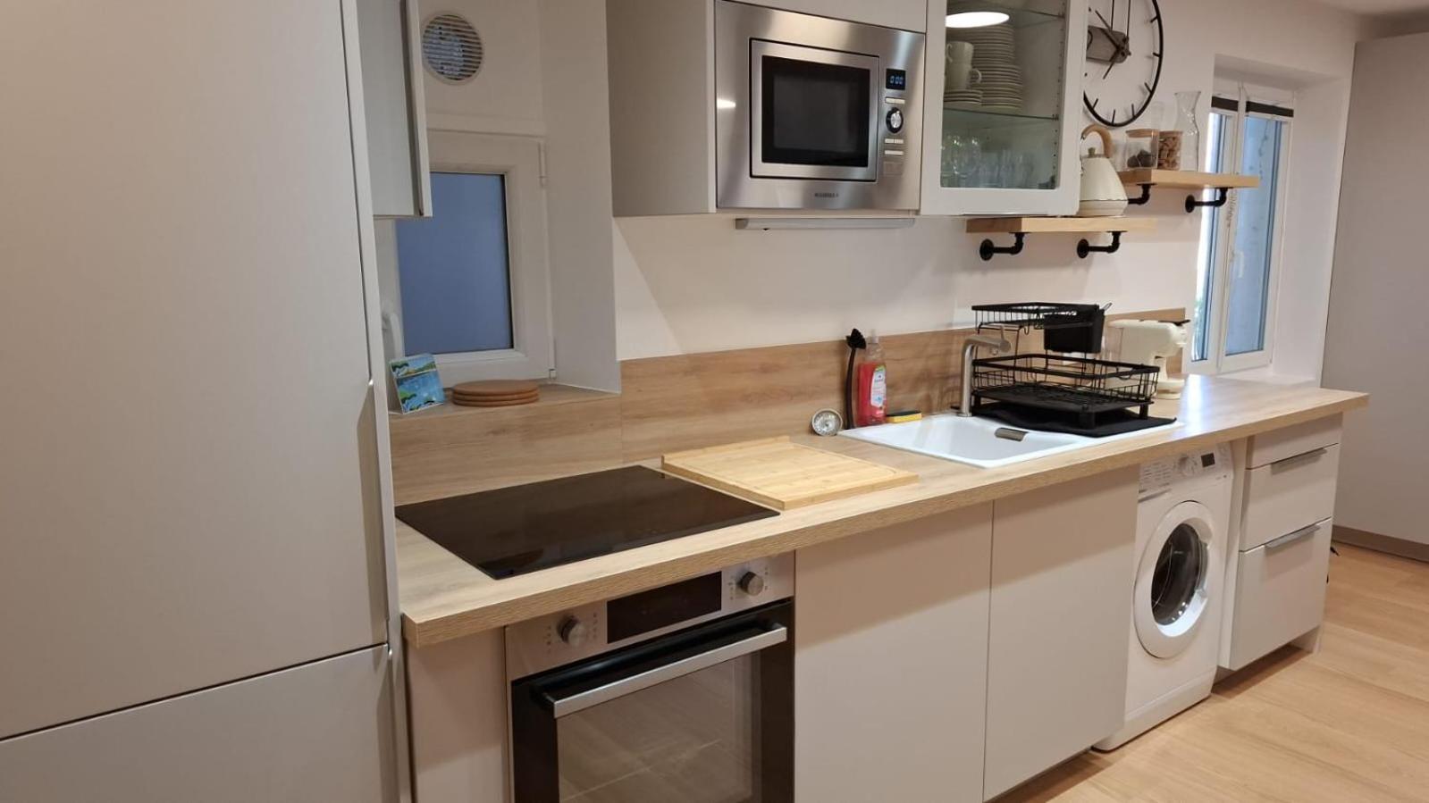 Historic Bright and Beautiful Apartment in Old Nice with Castle Hill View