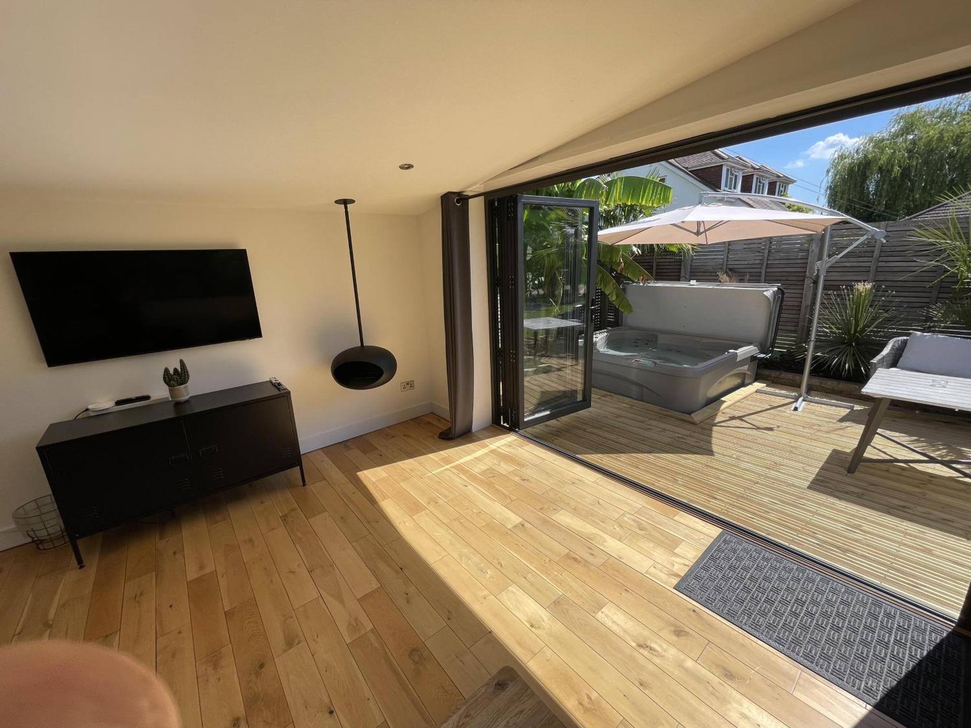 Relaxing guest house with Jacuzzi & boat hire