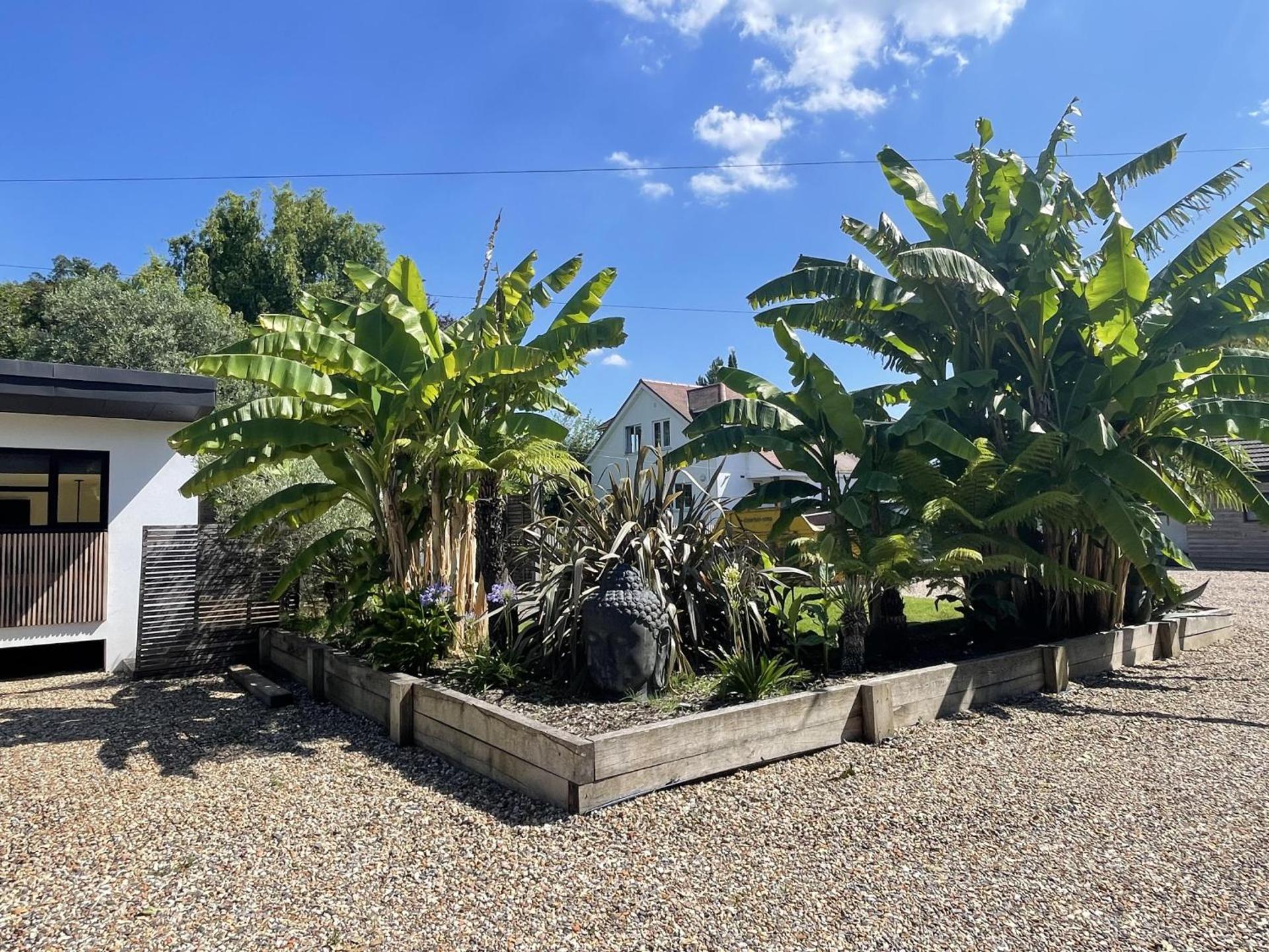 Relaxing guest house with Jacuzzi & boat hire