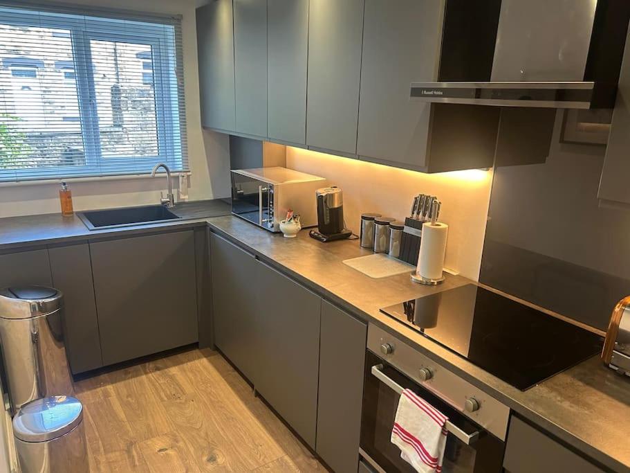 Best rated in Barnsley- apartment sleeps 4 & 5 minute walk to town centre