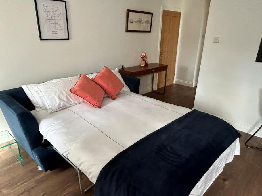 Best rated in Barnsley- apartment sleeps 4 & 5 minute walk to town centre
