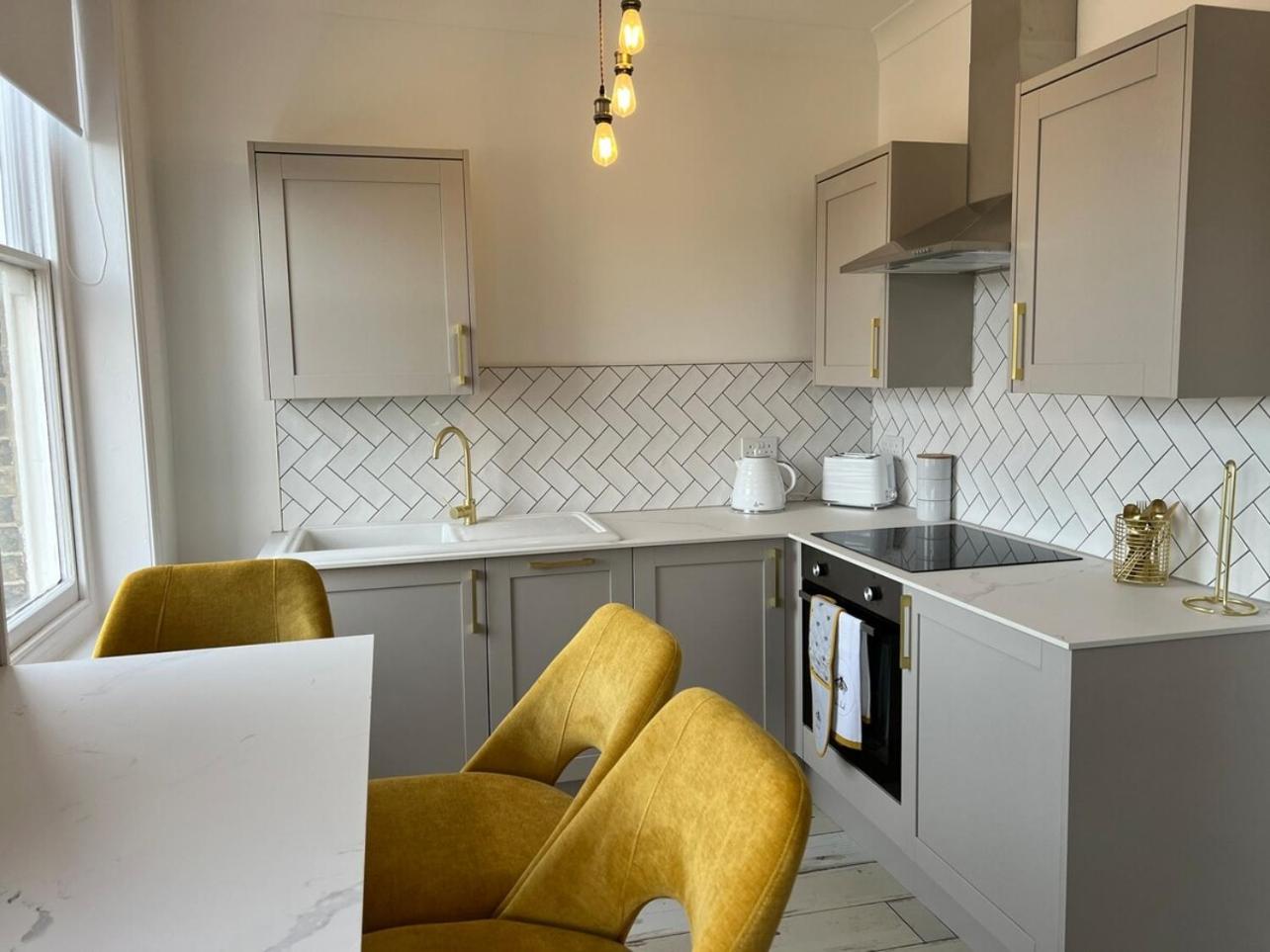 Sassy Seaview Apt, Parking, No Guest Fees Nr Beach