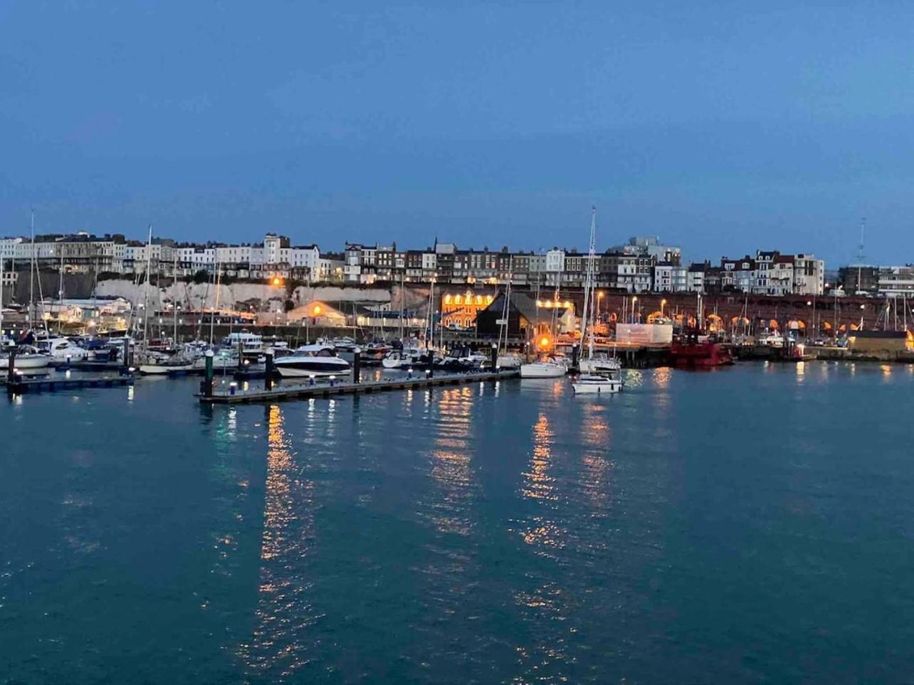 Sassy Seaview Apt, Parking, No Guest Fees Nr Beach