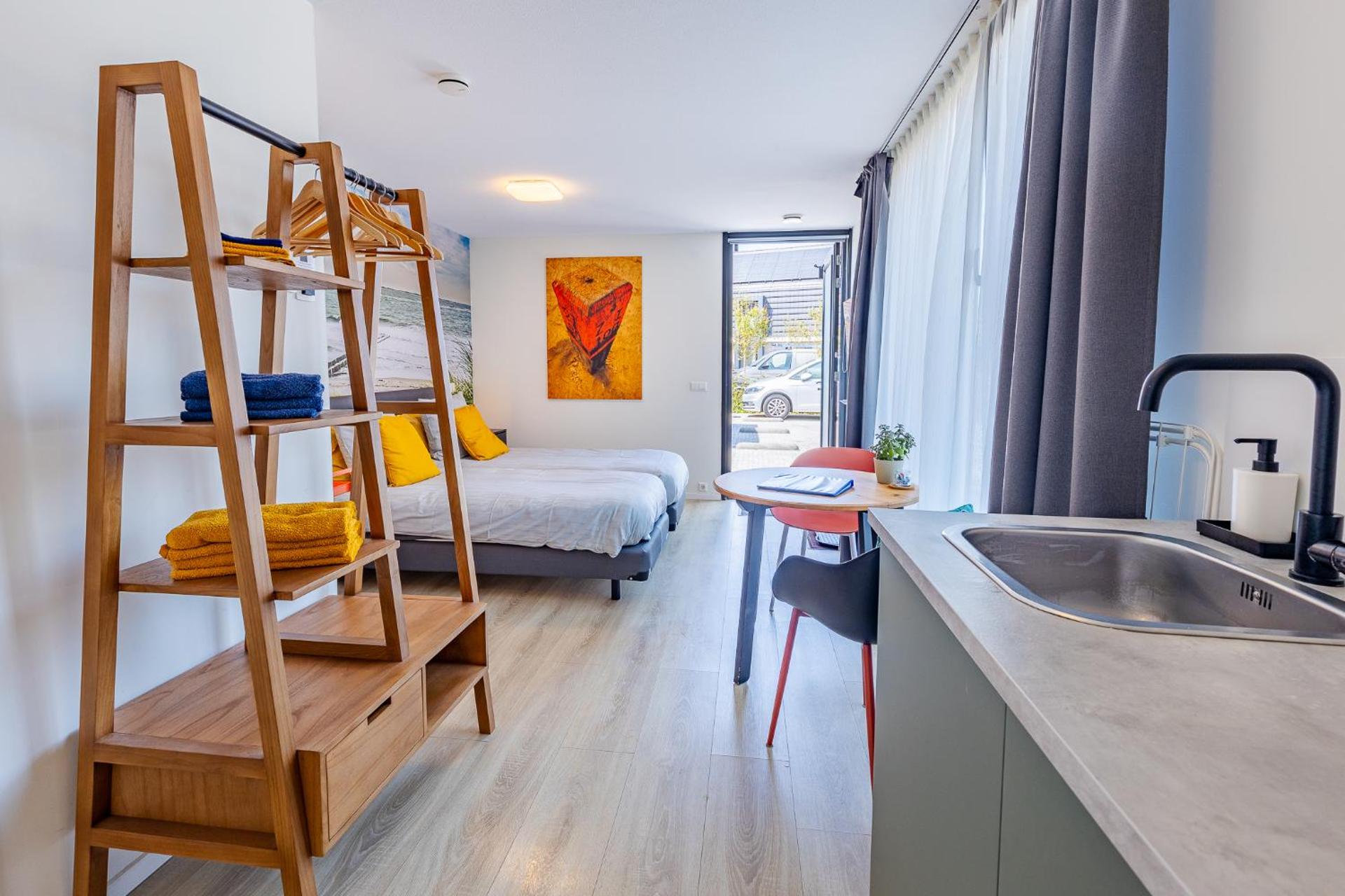 Roosjesweg 2 Gastenkamer met parkeerplaats en terras EG