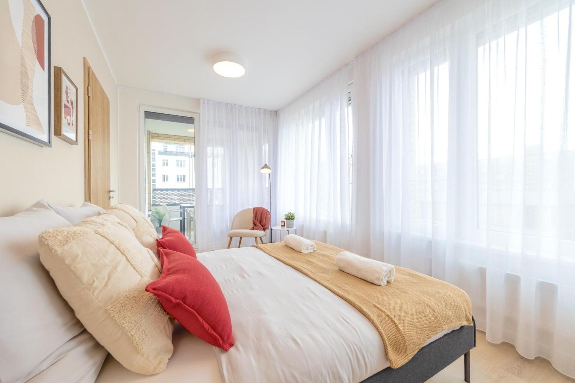 Bright 2BR - 4th floor, Balcony, Free Parking by Gravity Prague