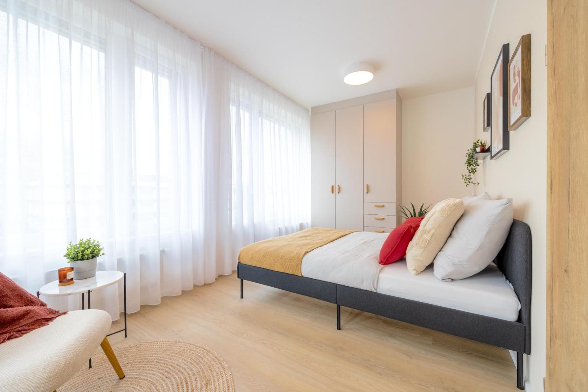 Bright 2BR - 4th floor, Balcony, Free Parking by Gravity Prague