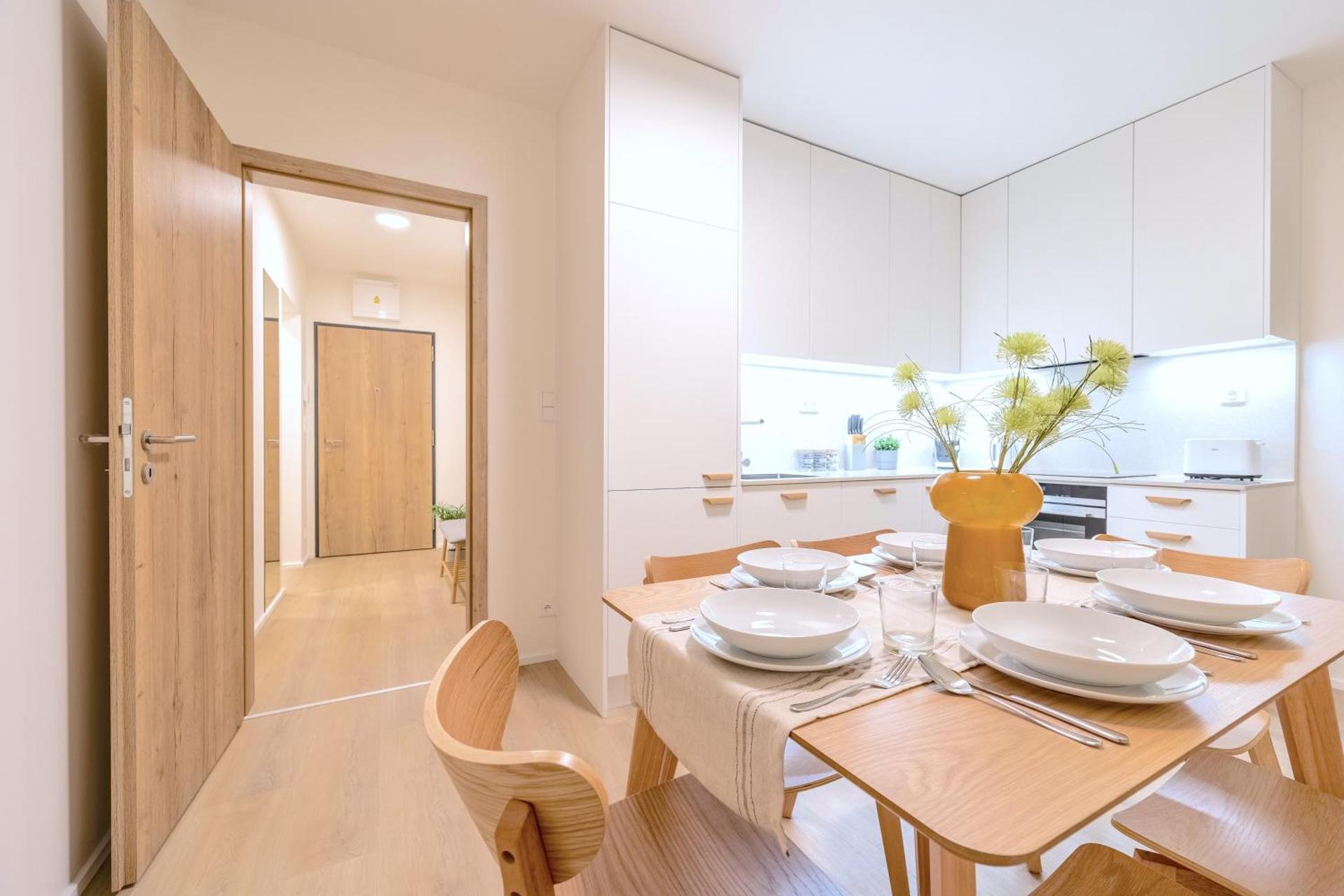 Bright 2BR - 4th floor, Balcony, Free Parking by Gravity Prague