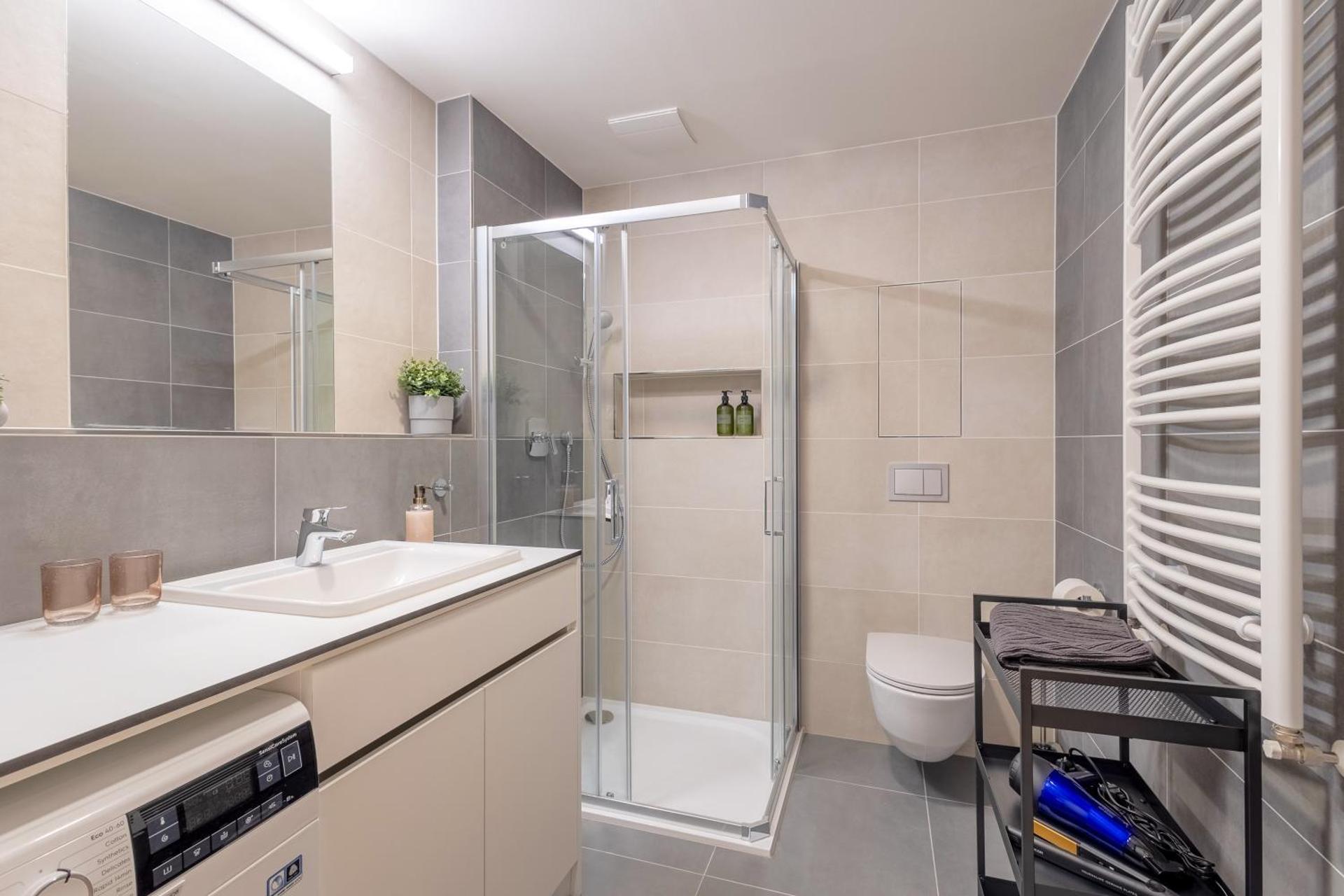 Bright 2BR - 4th floor, Balcony, Free Parking by Gravity Prague