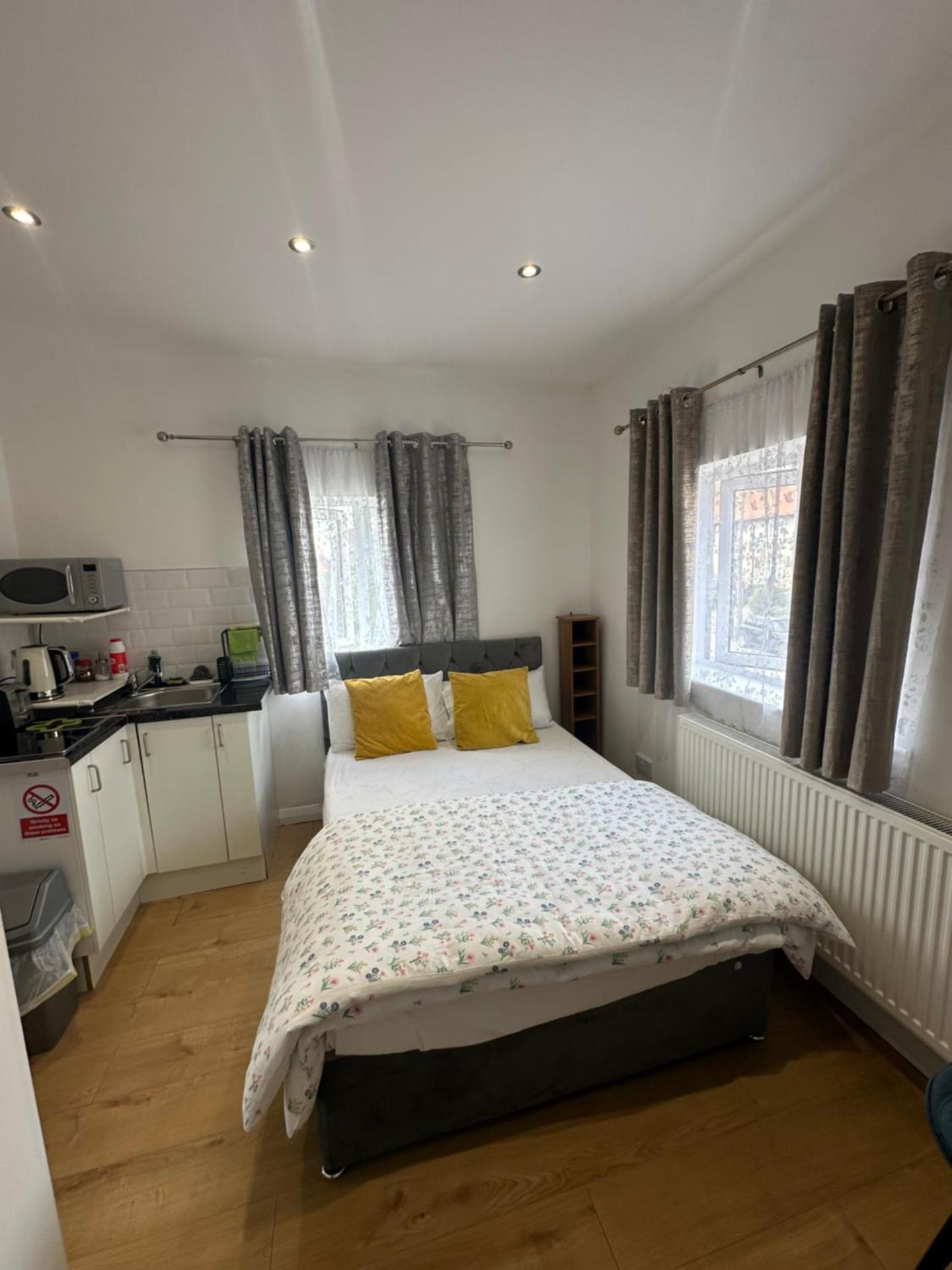 Luxury Private 2nd Studio Flat With Great Views in Keedonwood Road With Fully Own Bathroom Newly Added And Private Kitchenette