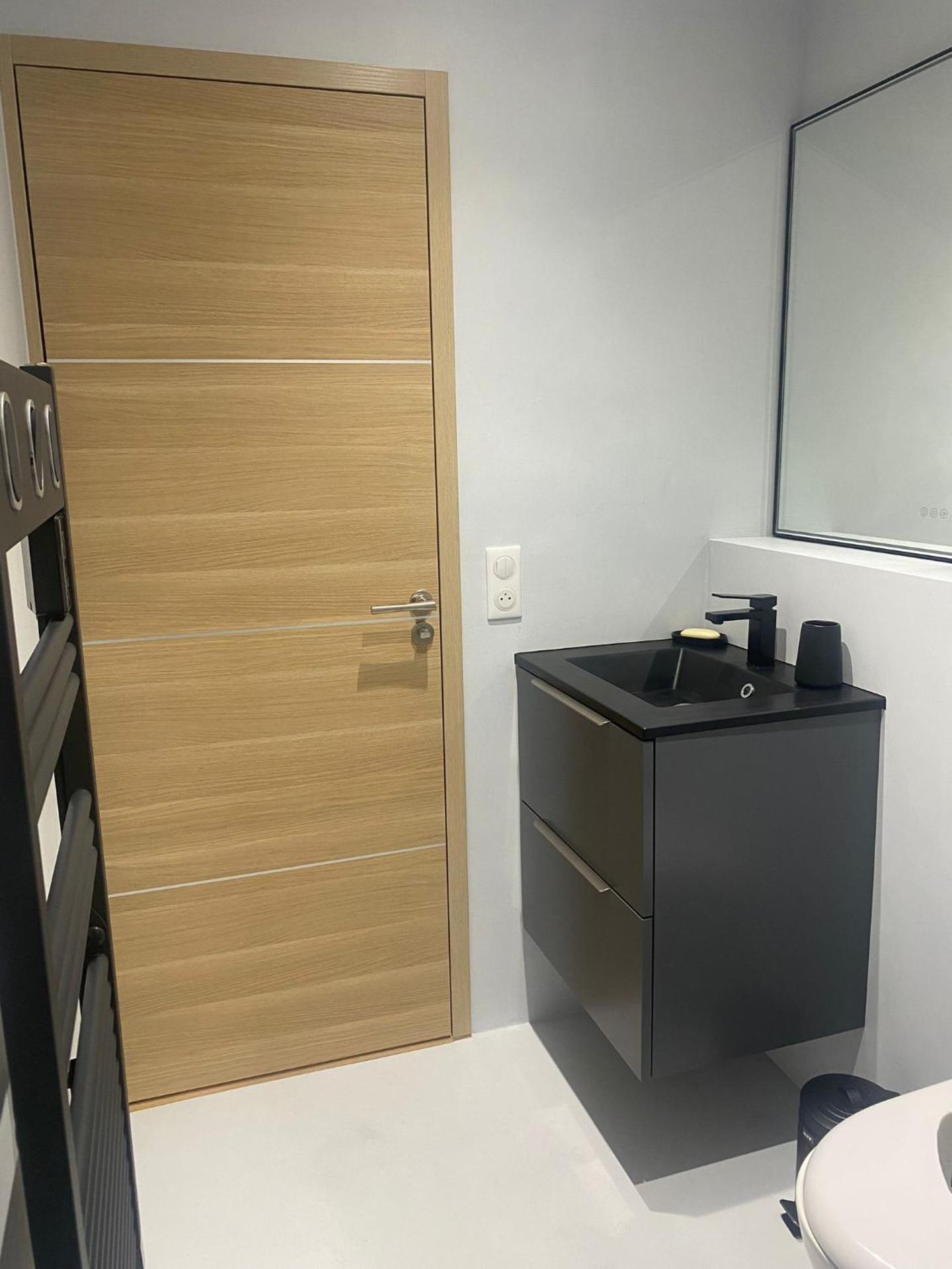 Historic Bright and Beautiful Apartment in Old Nice with Castle Hill View