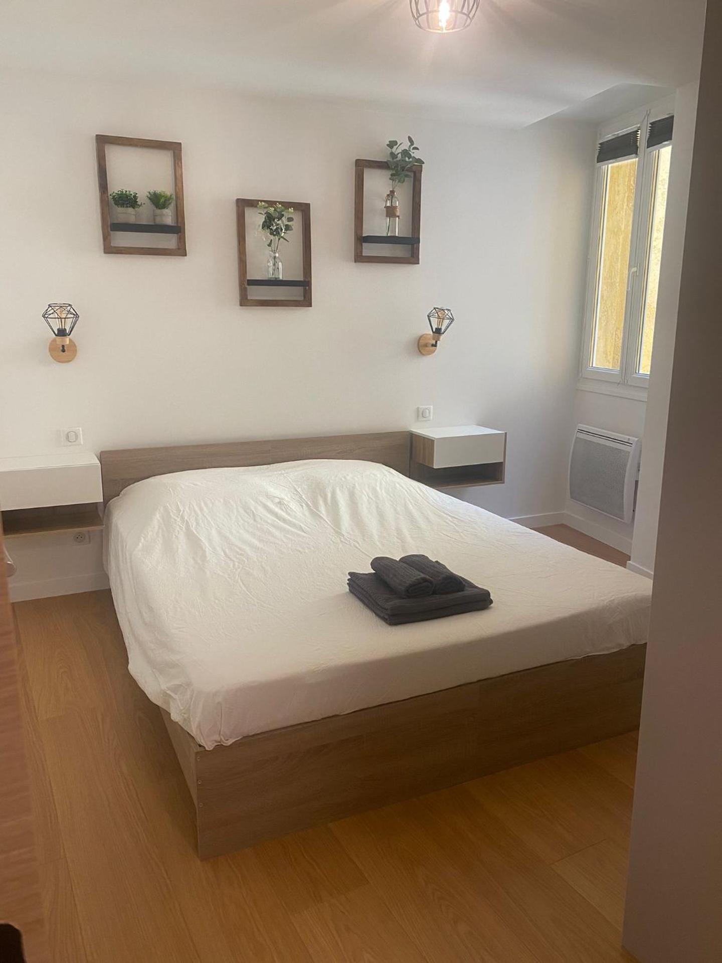 Historic Bright and Beautiful Apartment in Old Nice with Castle Hill View