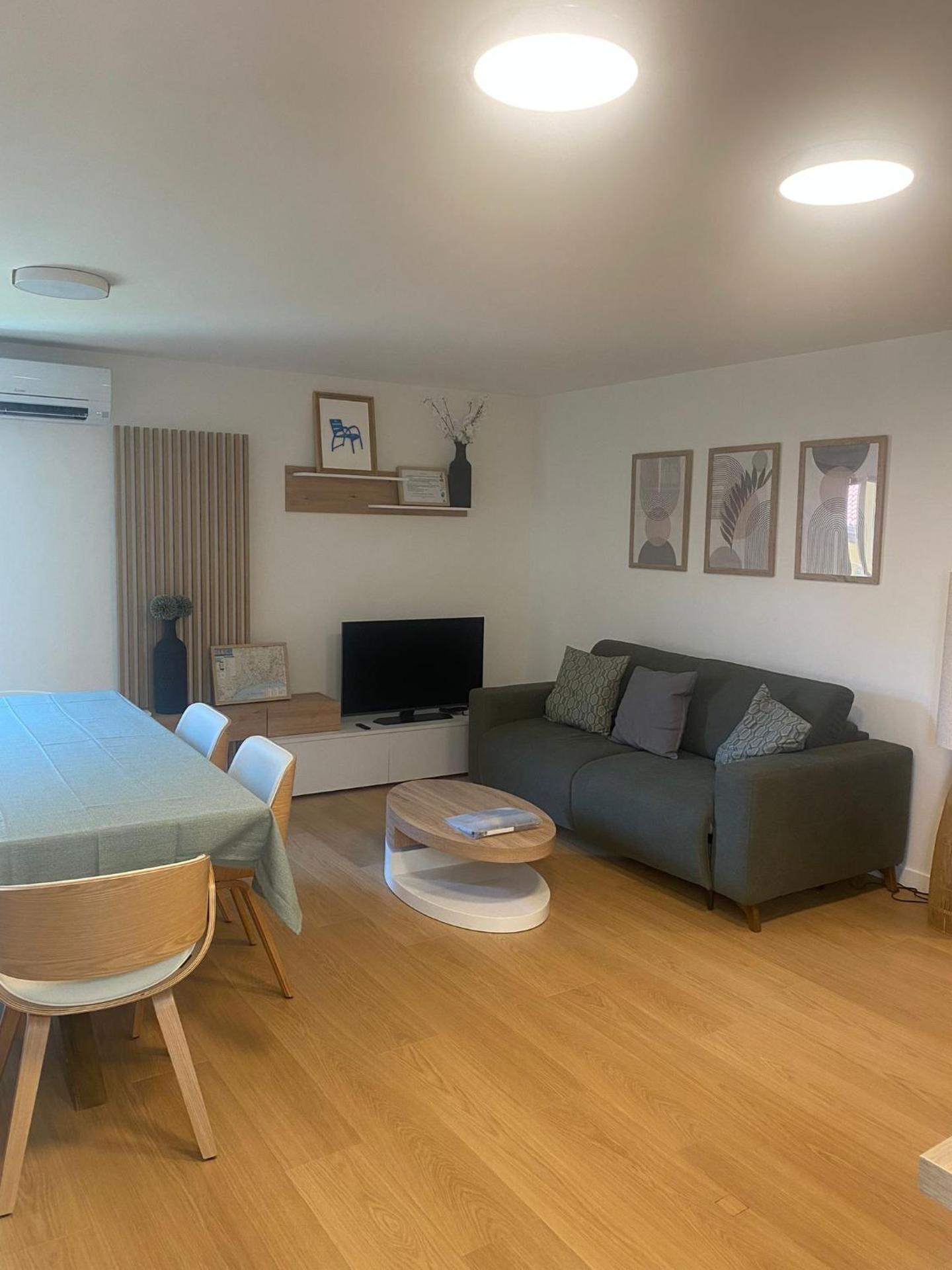 Historic Bright and Beautiful Apartment in Old Nice with Castle Hill View