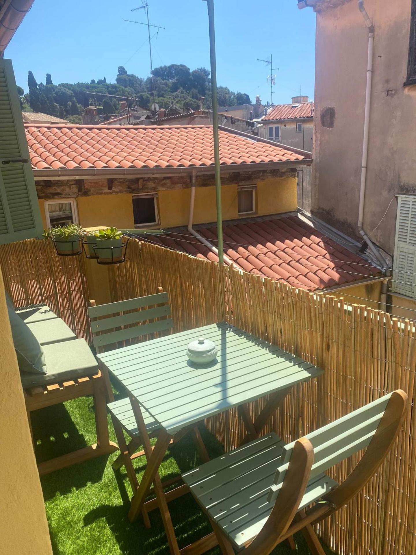 Historic Bright and Beautiful Apartment in Old Nice with Castle Hill View