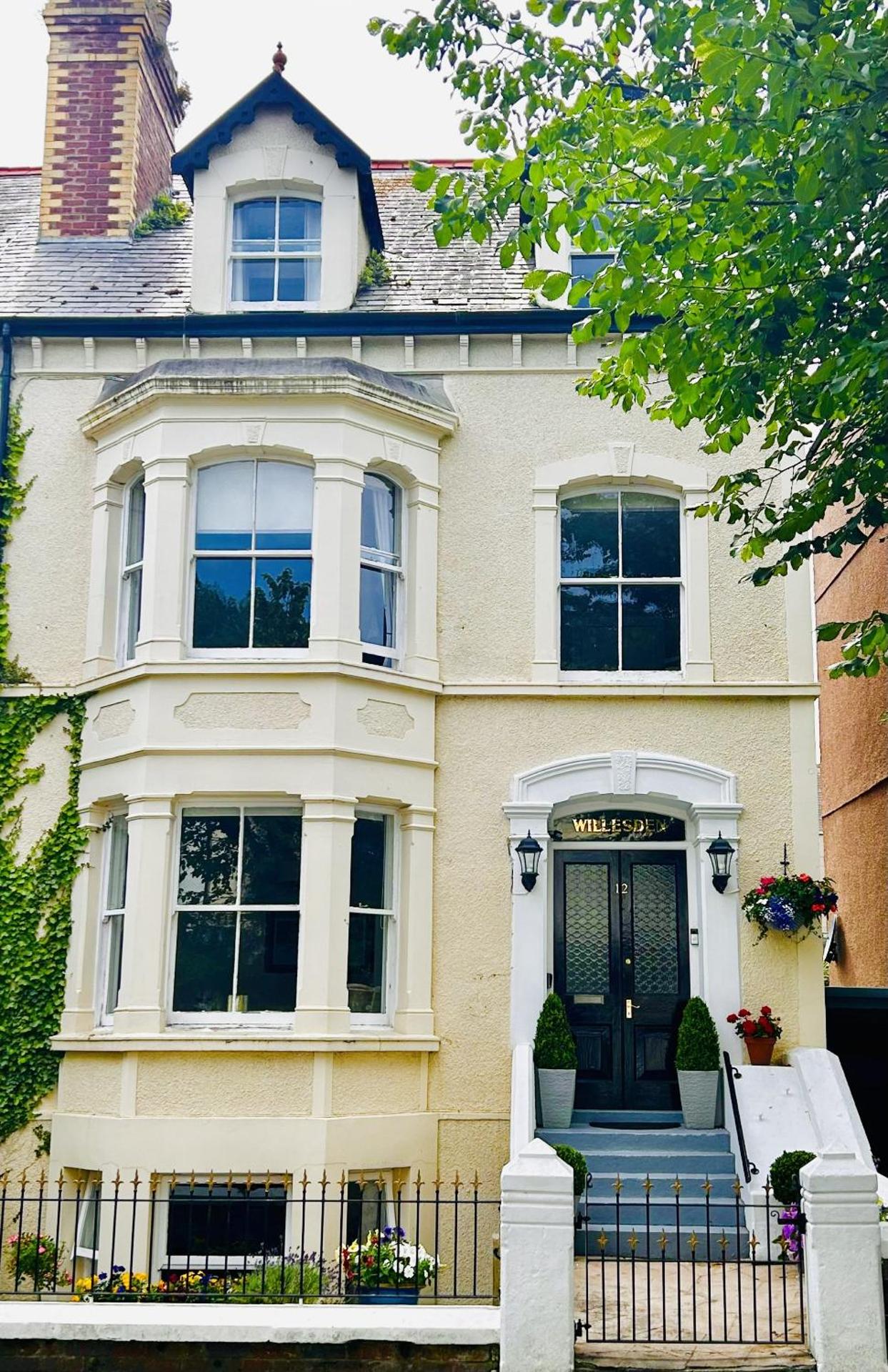 Willesden, Apartment 2, A beautifully furnished and spacious apartment located in the heart of Llandudno