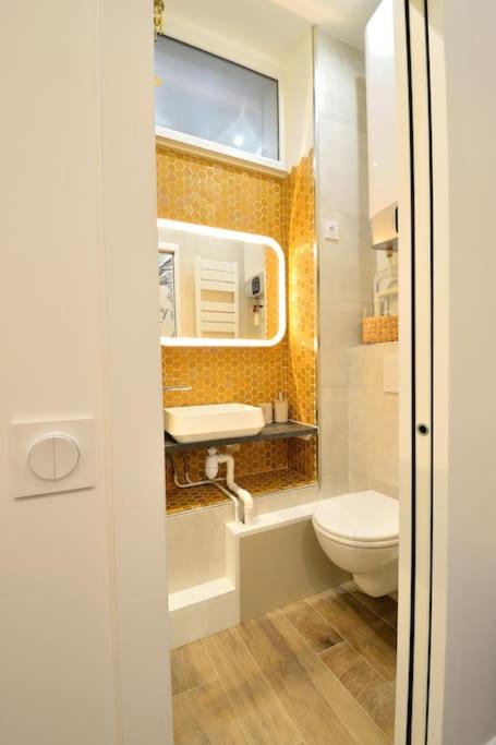 Tiny cosy studio NAMASTAY in trendy Canal St Martin area