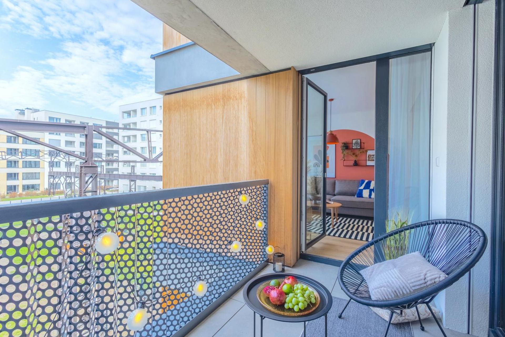 Design Apartment - Balcony, Free Parking, Yoga, 10 mins to center, by Gravity Prague