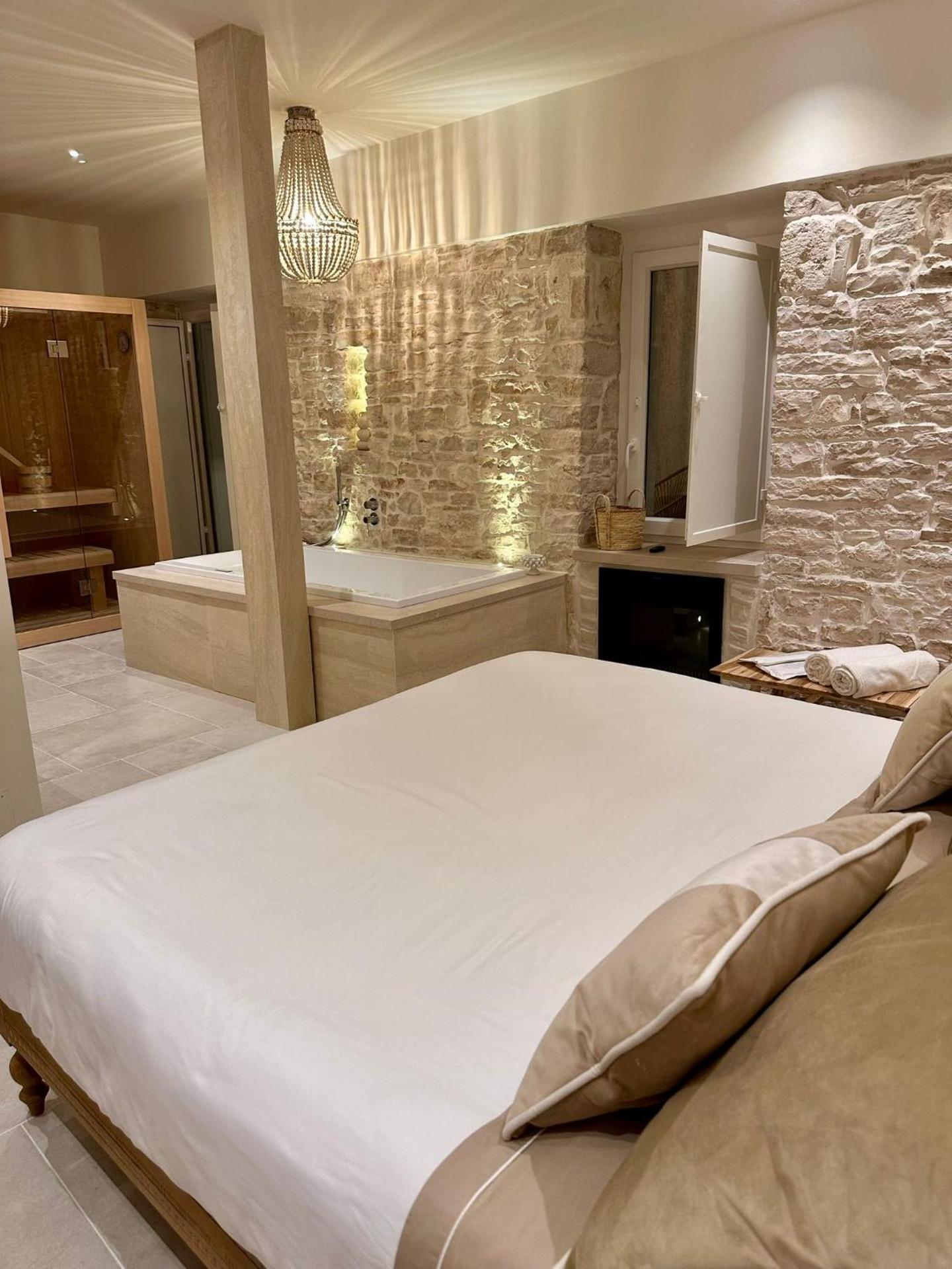 Queen Room with Spa Bath