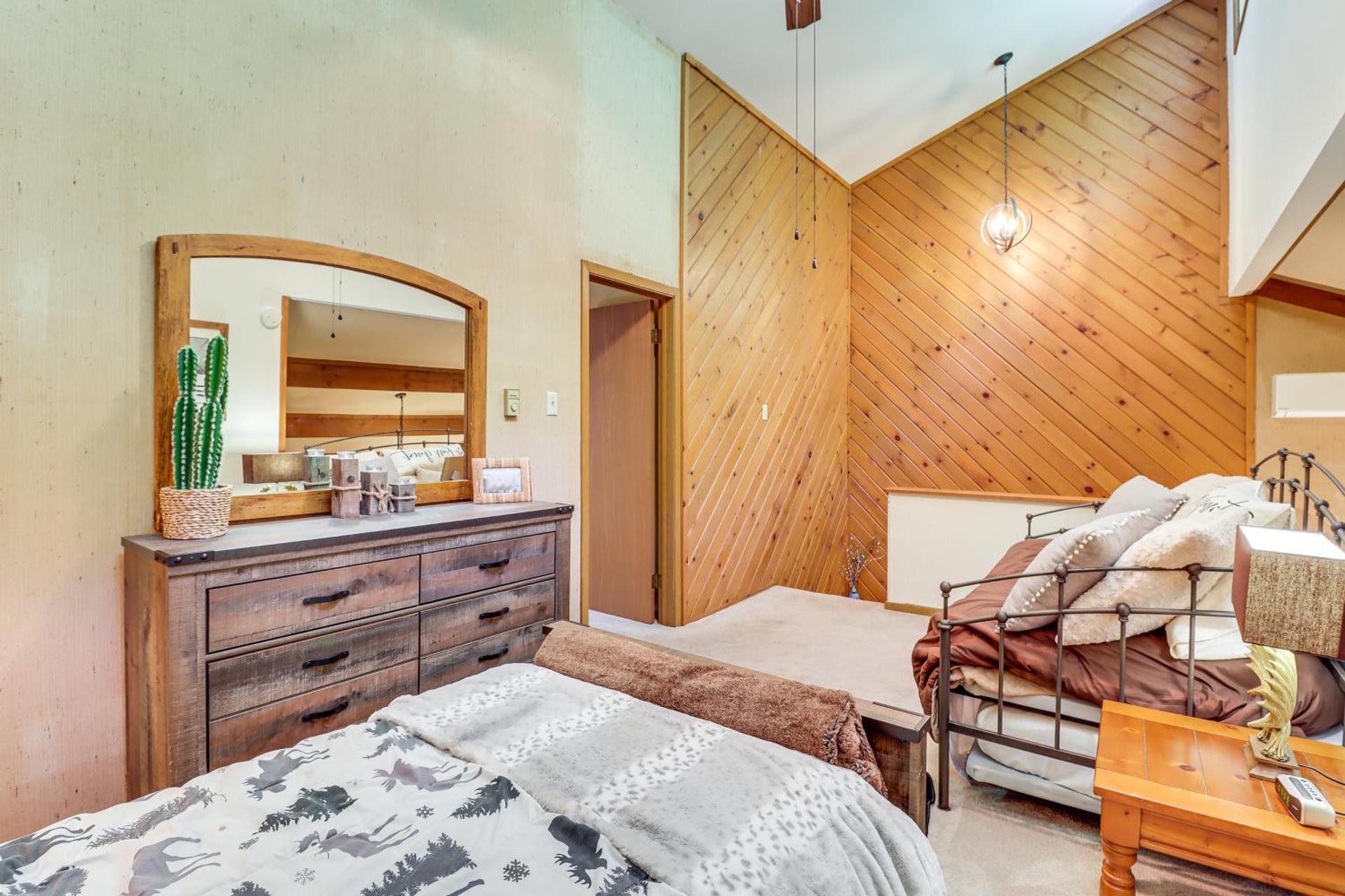 Walk to Dining! Townhome 1 Mi to Big Boulder Mtn