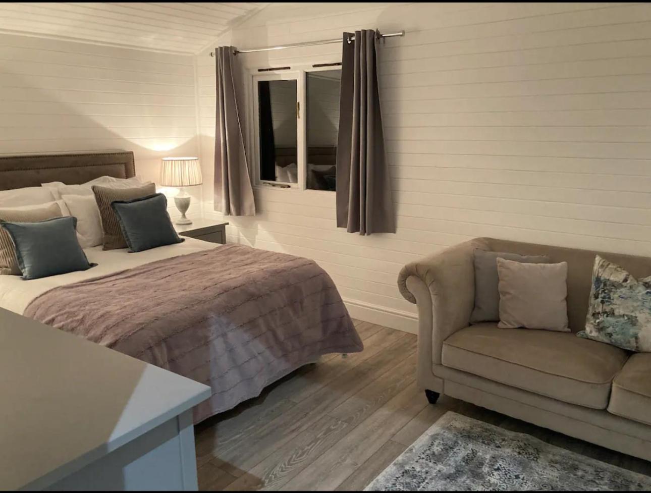 Orchard Retreat - Rural Cabin - Private Hot Tub!